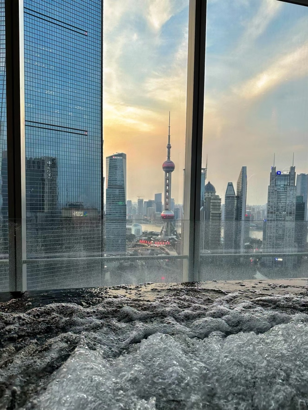 Shanghai/Hangzhou-The indoor infinity pool on the 41st floor of the Shanghai Pudong Lijing Hotel is a major highlight!