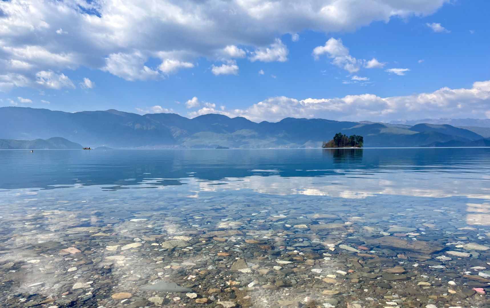 Chengdu/Chongqing-The water of Lugu Lake in Yunnan Province presents varying degrees of blue, which is very impressive!