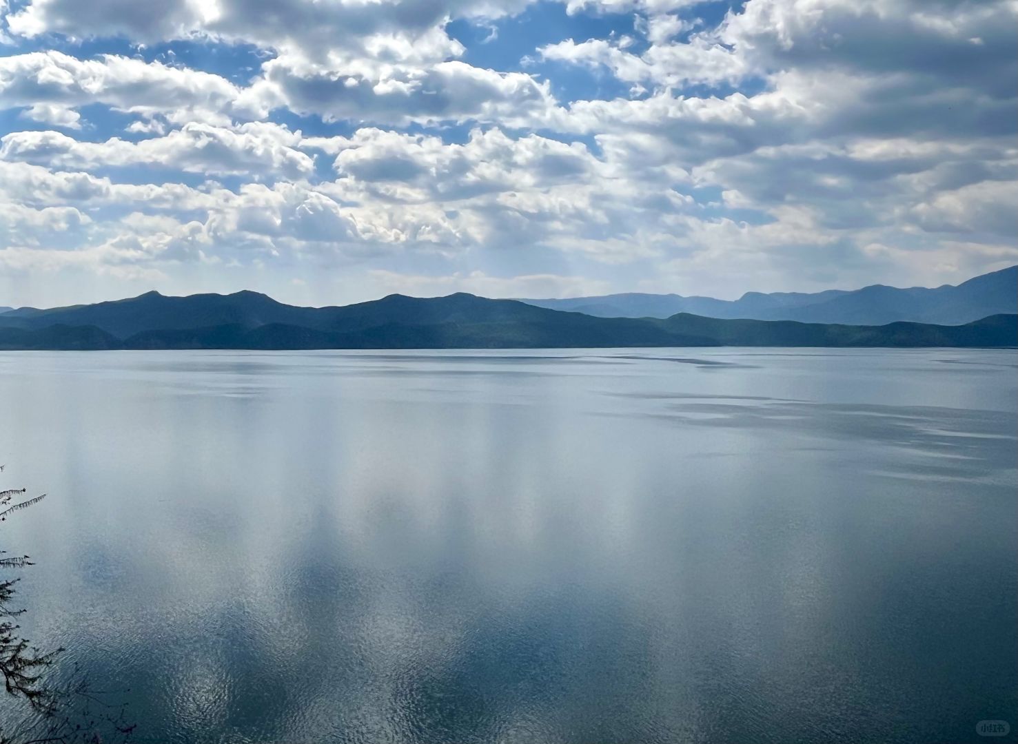 Chengdu/Chongqing-The water of Lugu Lake in Yunnan Province presents varying degrees of blue, which is very impressive!