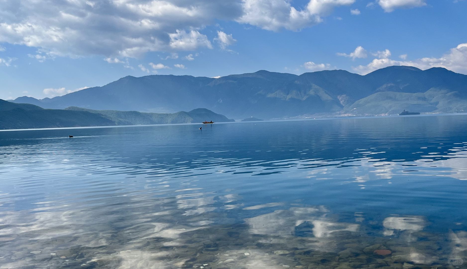 Chengdu/Chongqing-The water of Lugu Lake in Yunnan Province presents varying degrees of blue, which is very impressive!