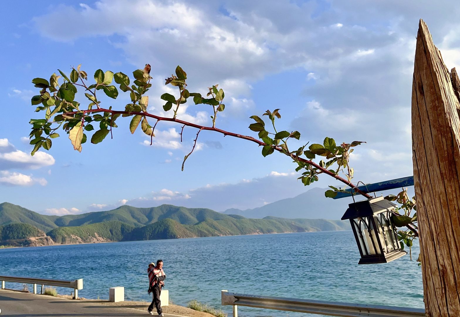 Chengdu/Chongqing-The water of Lugu Lake in Yunnan Province presents varying degrees of blue, which is very impressive!