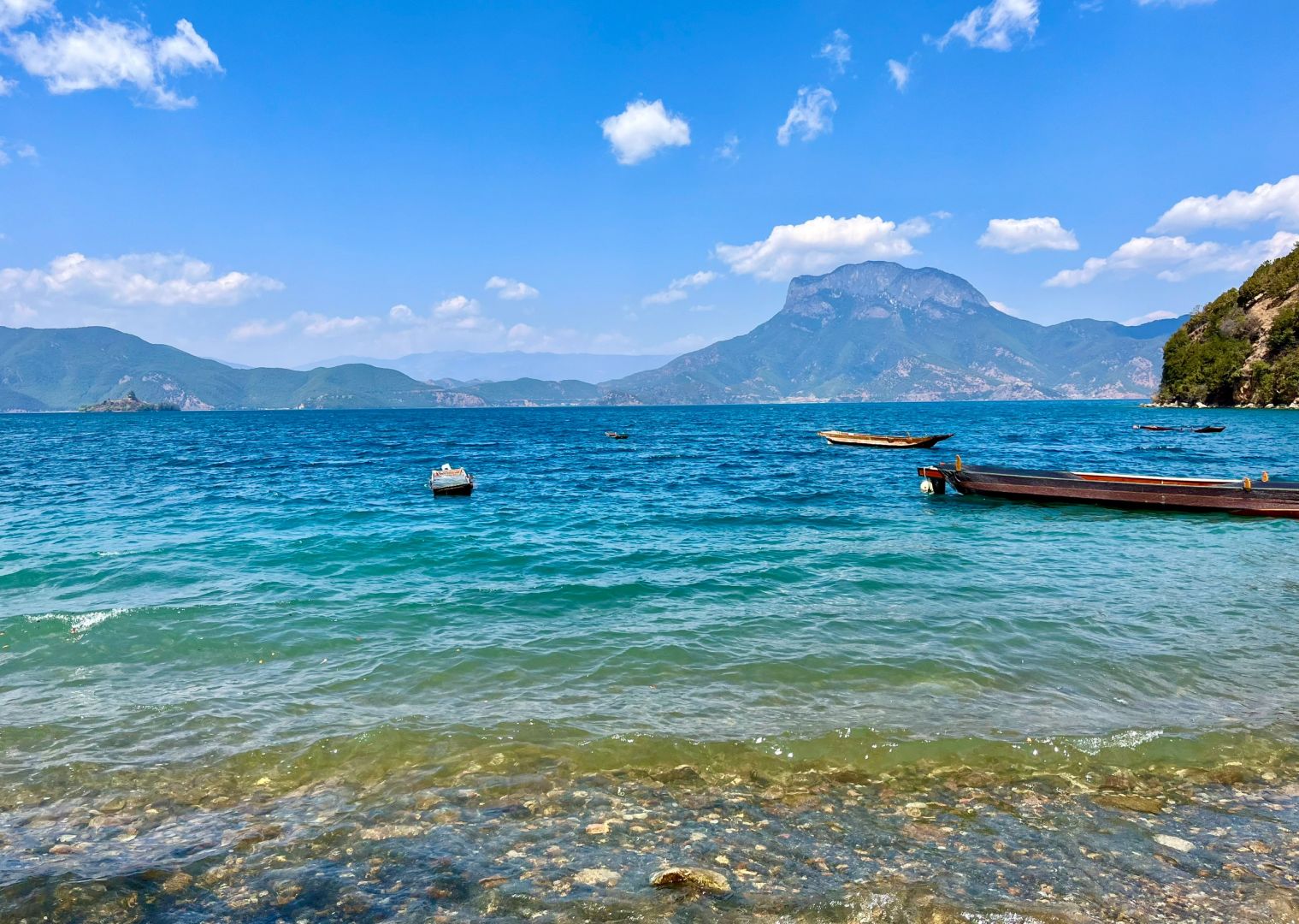 Chengdu/Chongqing-The water of Lugu Lake in Yunnan Province presents varying degrees of blue, which is very impressive!