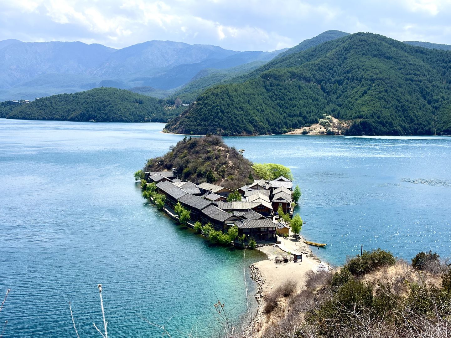 Chengdu/Chongqing-The water of Lugu Lake in Yunnan Province presents varying degrees of blue, which is very impressive!