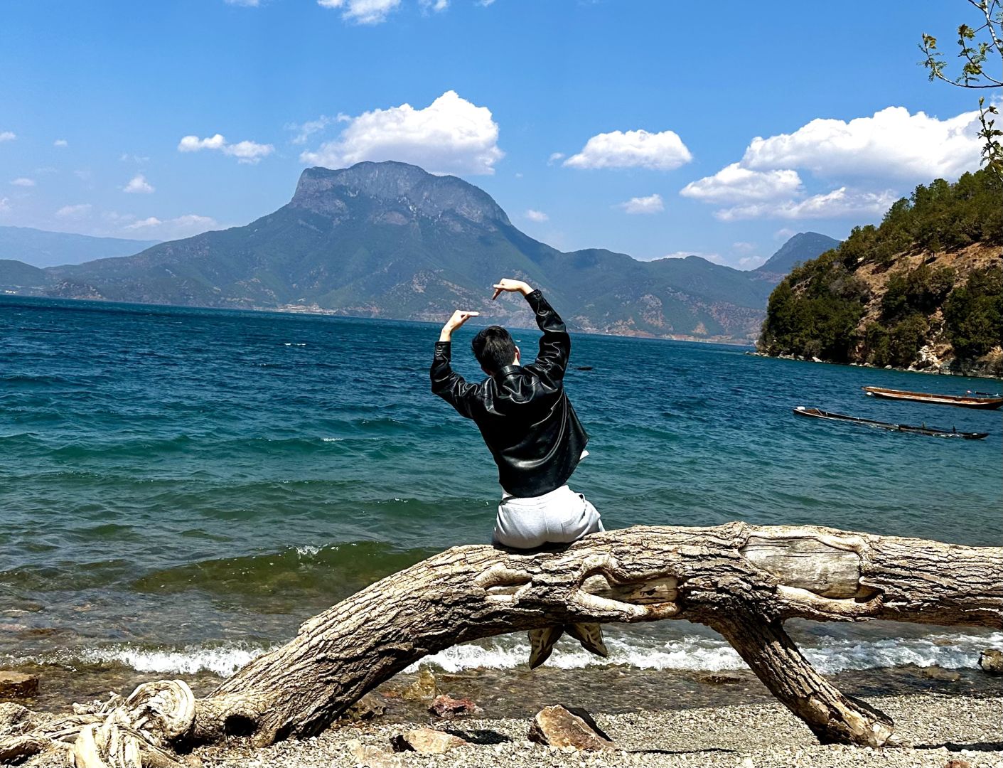 Chengdu/Chongqing-The water of Lugu Lake in Yunnan Province presents varying degrees of blue, which is very impressive!