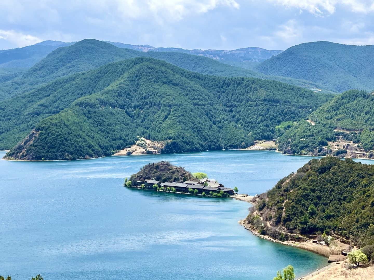 Chengdu/Chongqing-The water of Lugu Lake in Yunnan Province presents varying degrees of blue, which is very impressive!