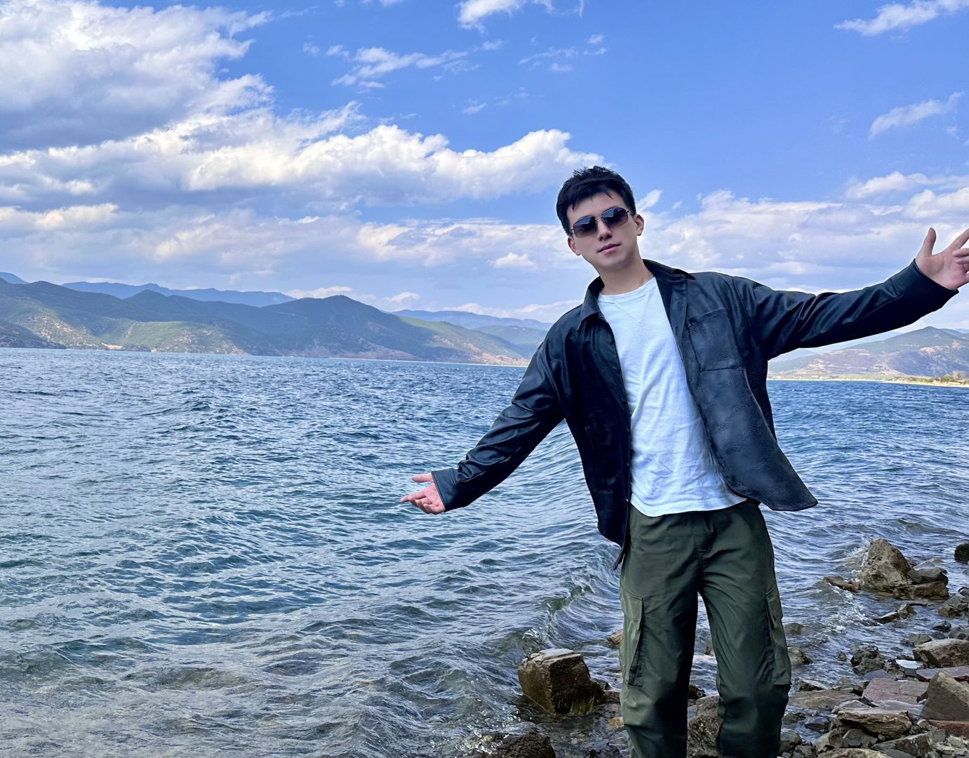 Chengdu/Chongqing-The water of Lugu Lake in Yunnan Province presents varying degrees of blue, which is very impressive!