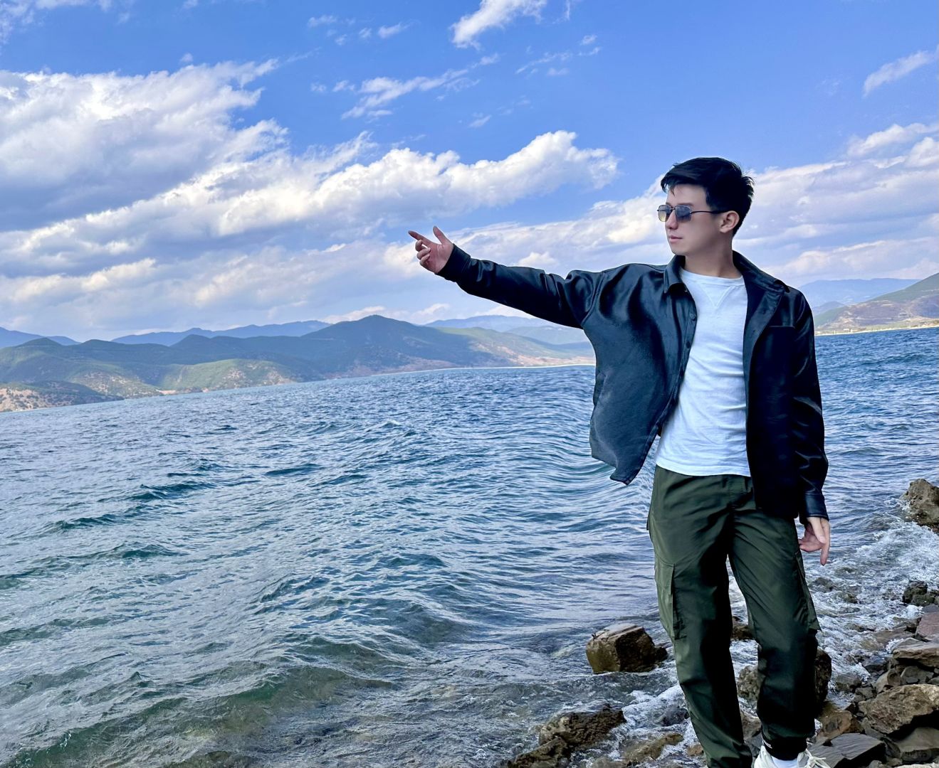 Chengdu/Chongqing-The water of Lugu Lake in Yunnan Province presents varying degrees of blue, which is very impressive!