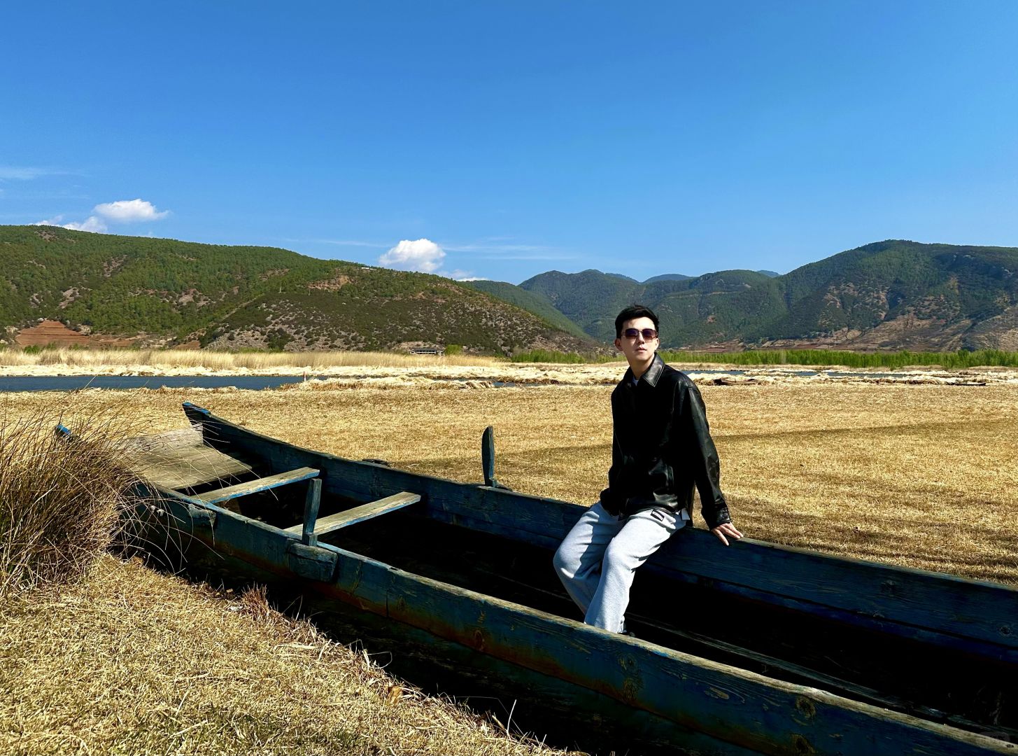 Chengdu/Chongqing-The water of Lugu Lake in Yunnan Province presents varying degrees of blue, which is very impressive!