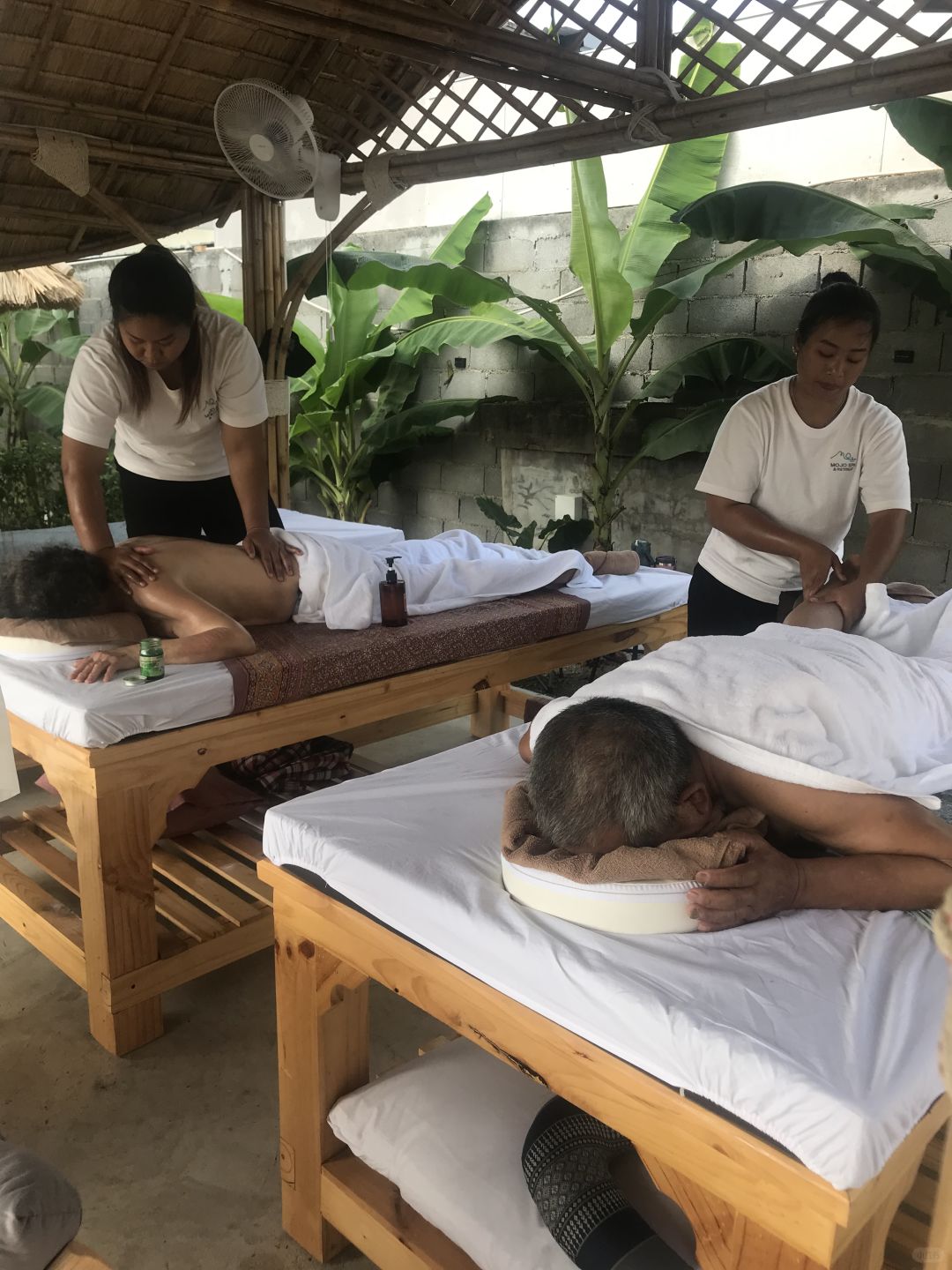 Hua Hin-Mojo Spa in Hua Hin, experience Thai oil massage and body stretching with your parents