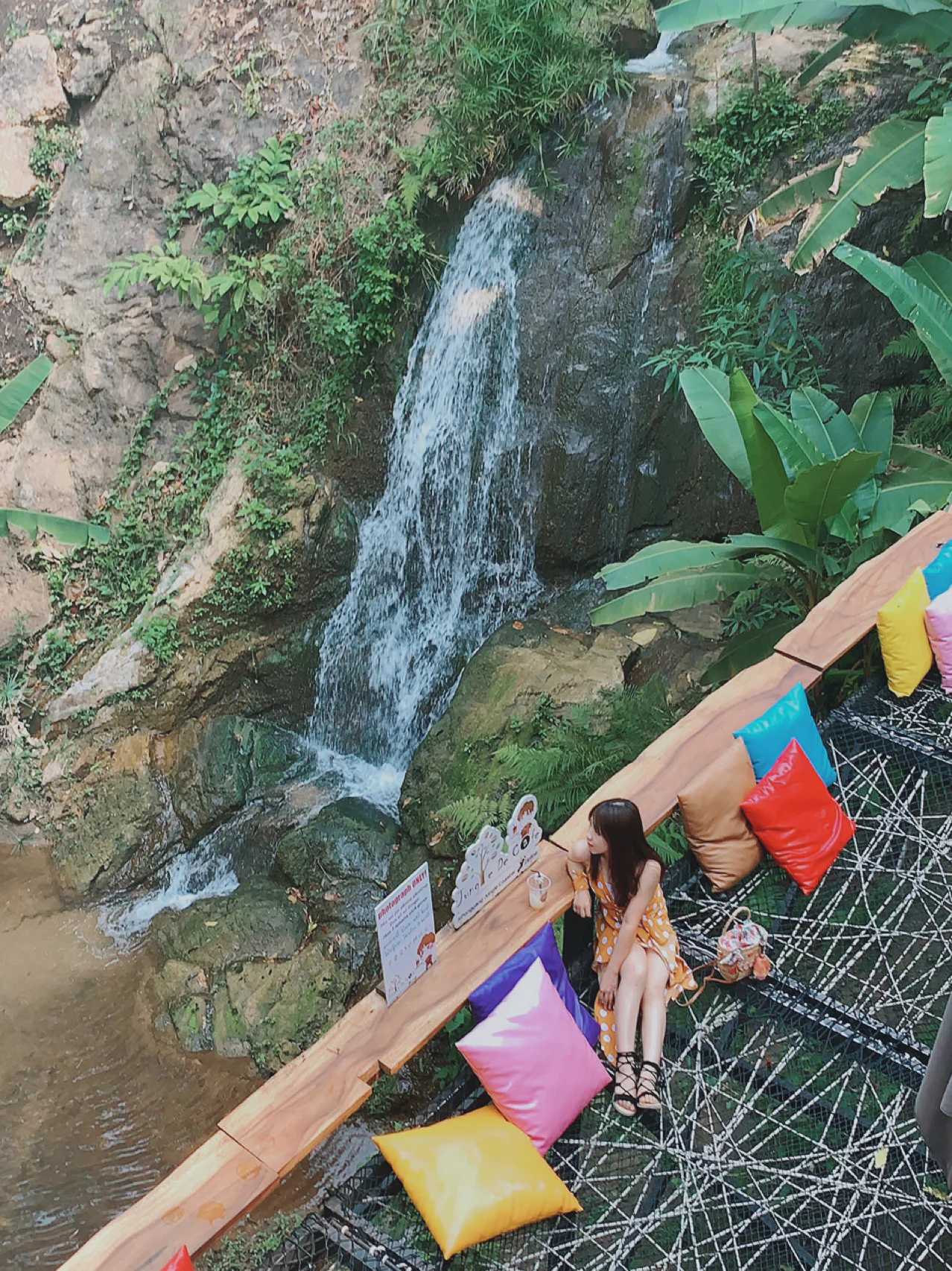 Chiang Mai-Jungle de cafe in Chiang Mai is cliff and waterfall themed cafe with a jungle jump next to it