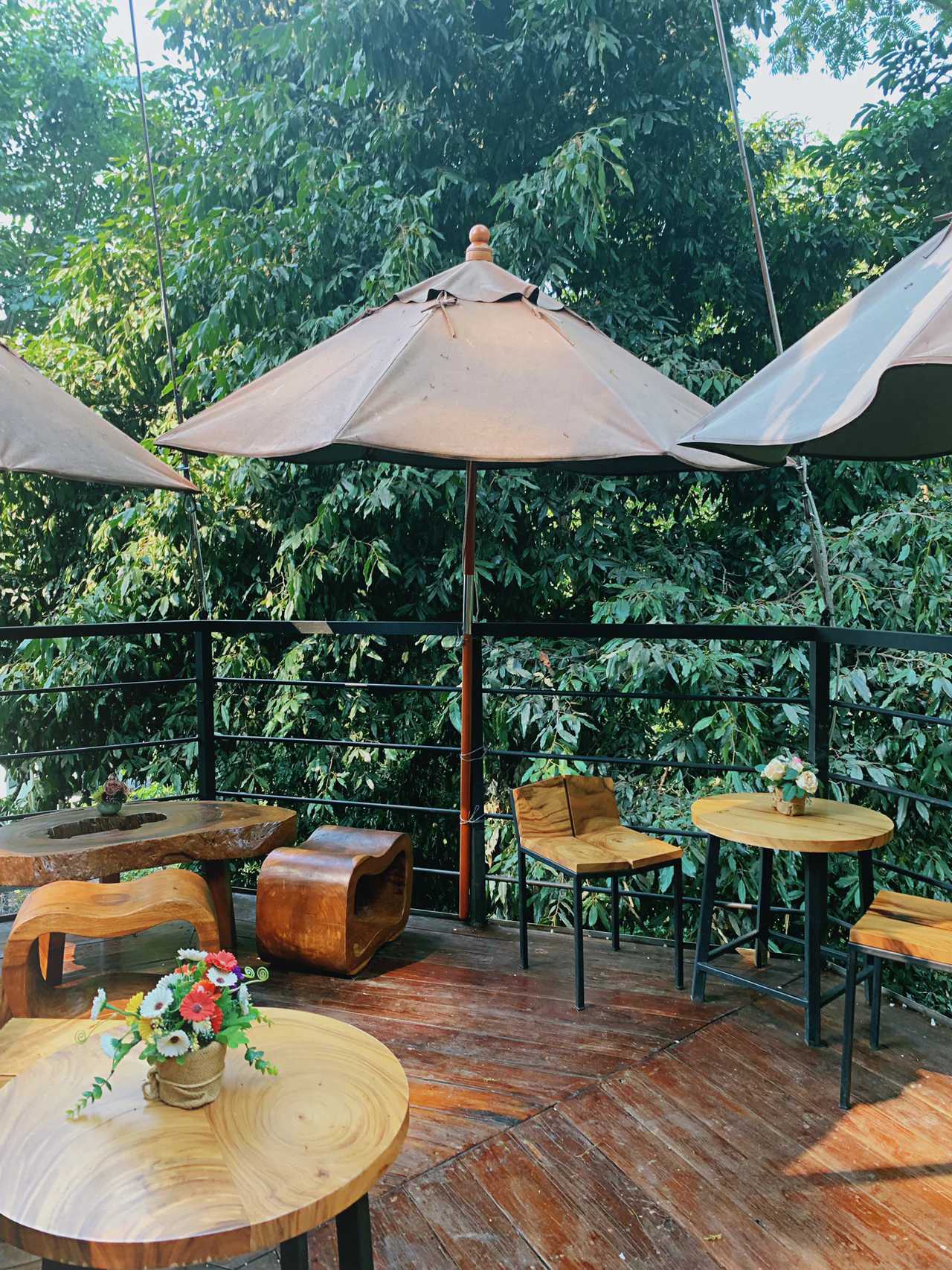 Chiang Mai-Jungle de cafe in Chiang Mai is cliff and waterfall themed cafe with a jungle jump next to it