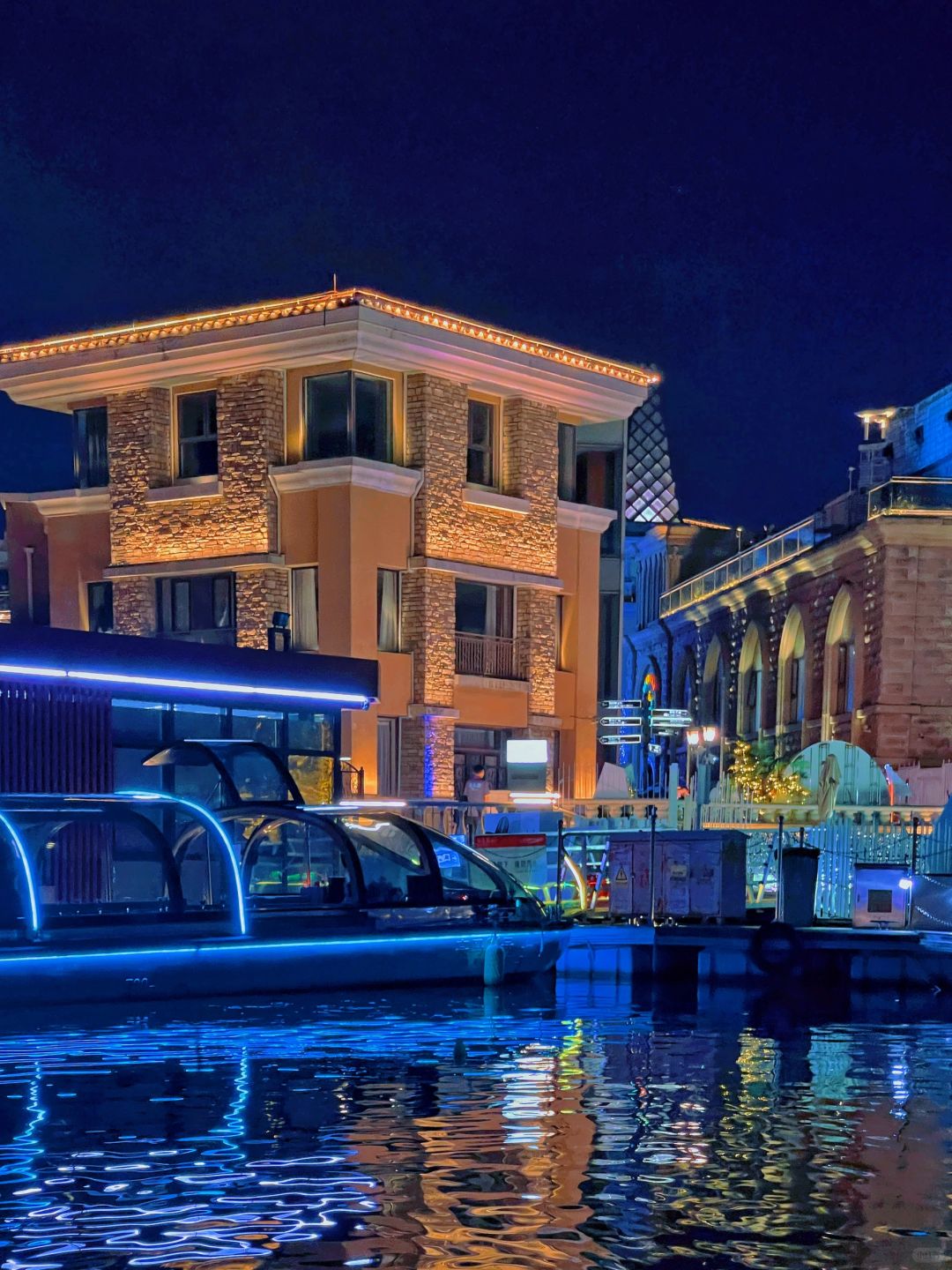 Beijing/Tianjin-Take a boat ride on the Lancang River in Beijing to enjoy the night view!