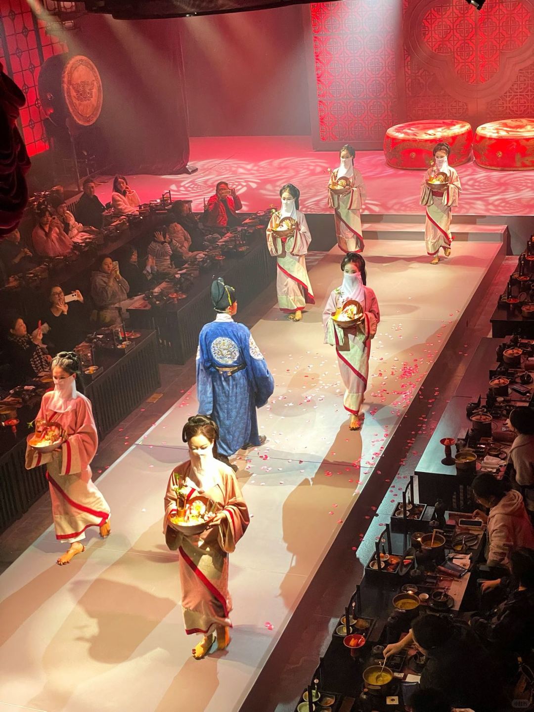 Chengdu/Chongqing-Chongqing Hualiyan Restaurant is the first panoramic immersive cultural themed dining show in Chongqing!