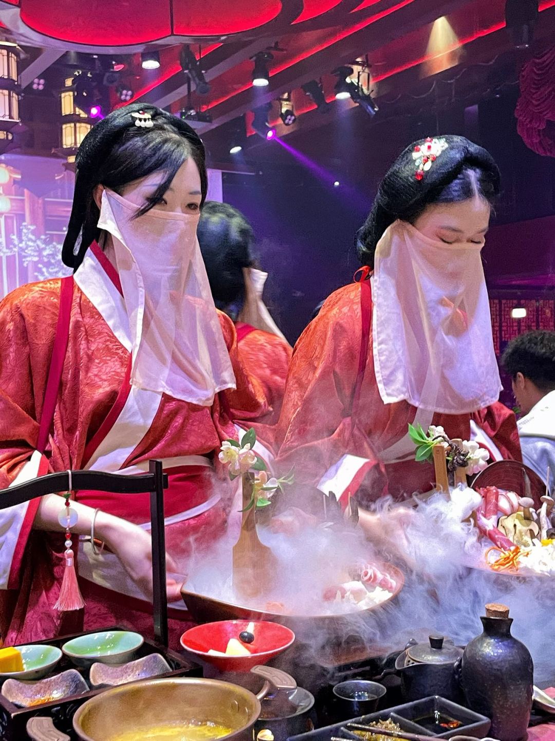 Chengdu/Chongqing-Chongqing Hualiyan Restaurant is the first panoramic immersive cultural themed dining show in Chongqing!