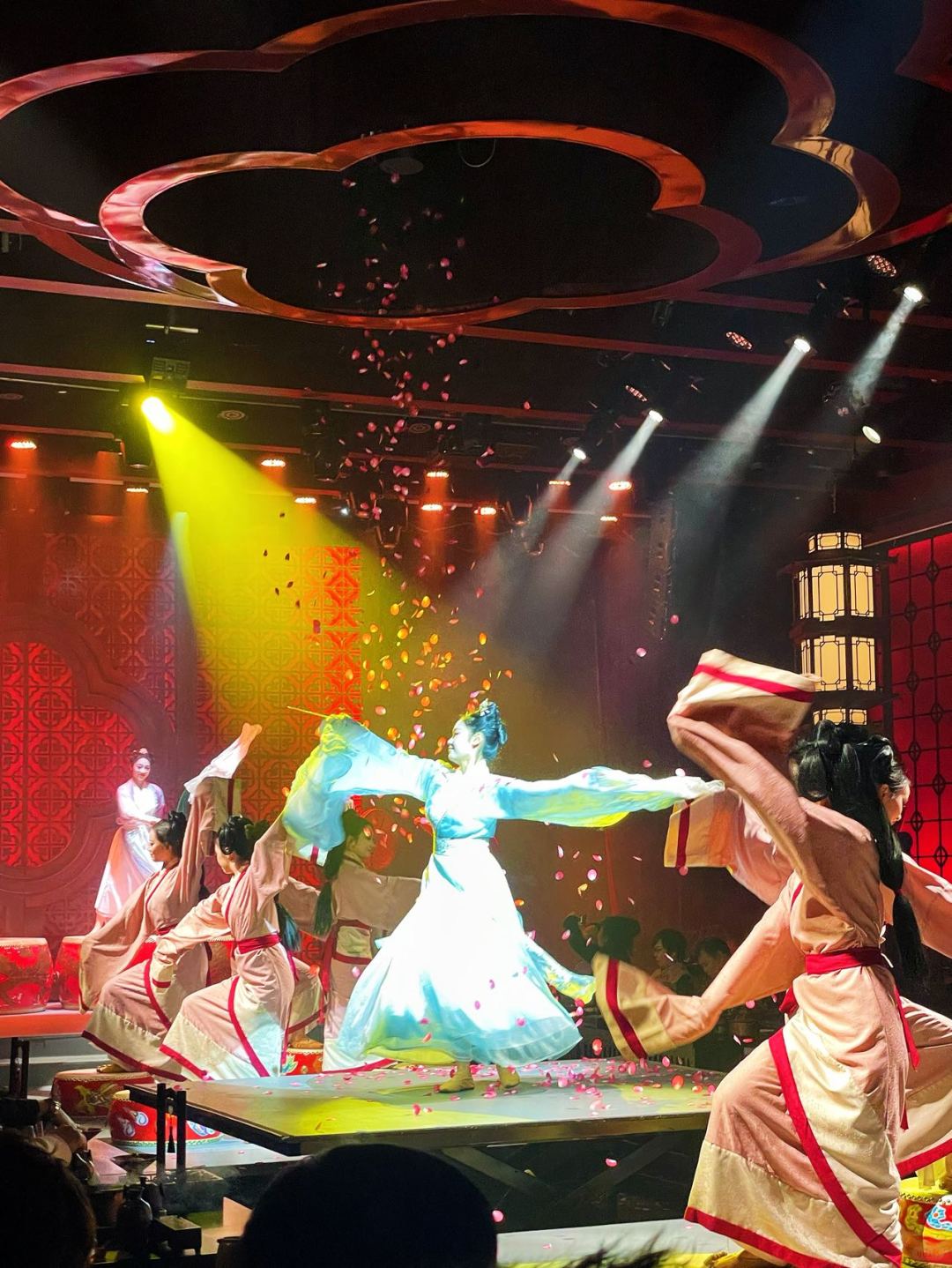 Chengdu/Chongqing-Chongqing Hualiyan Restaurant is the first panoramic immersive cultural themed dining show in Chongqing!