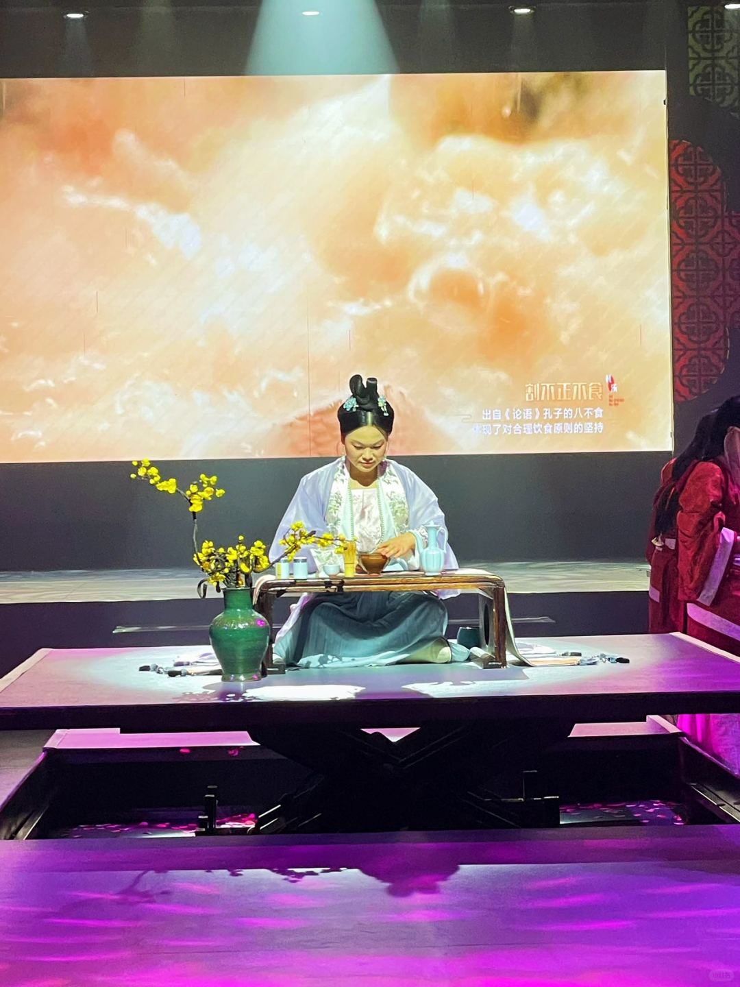 Chengdu/Chongqing-Chongqing Hualiyan Restaurant is the first panoramic immersive cultural themed dining show in Chongqing!