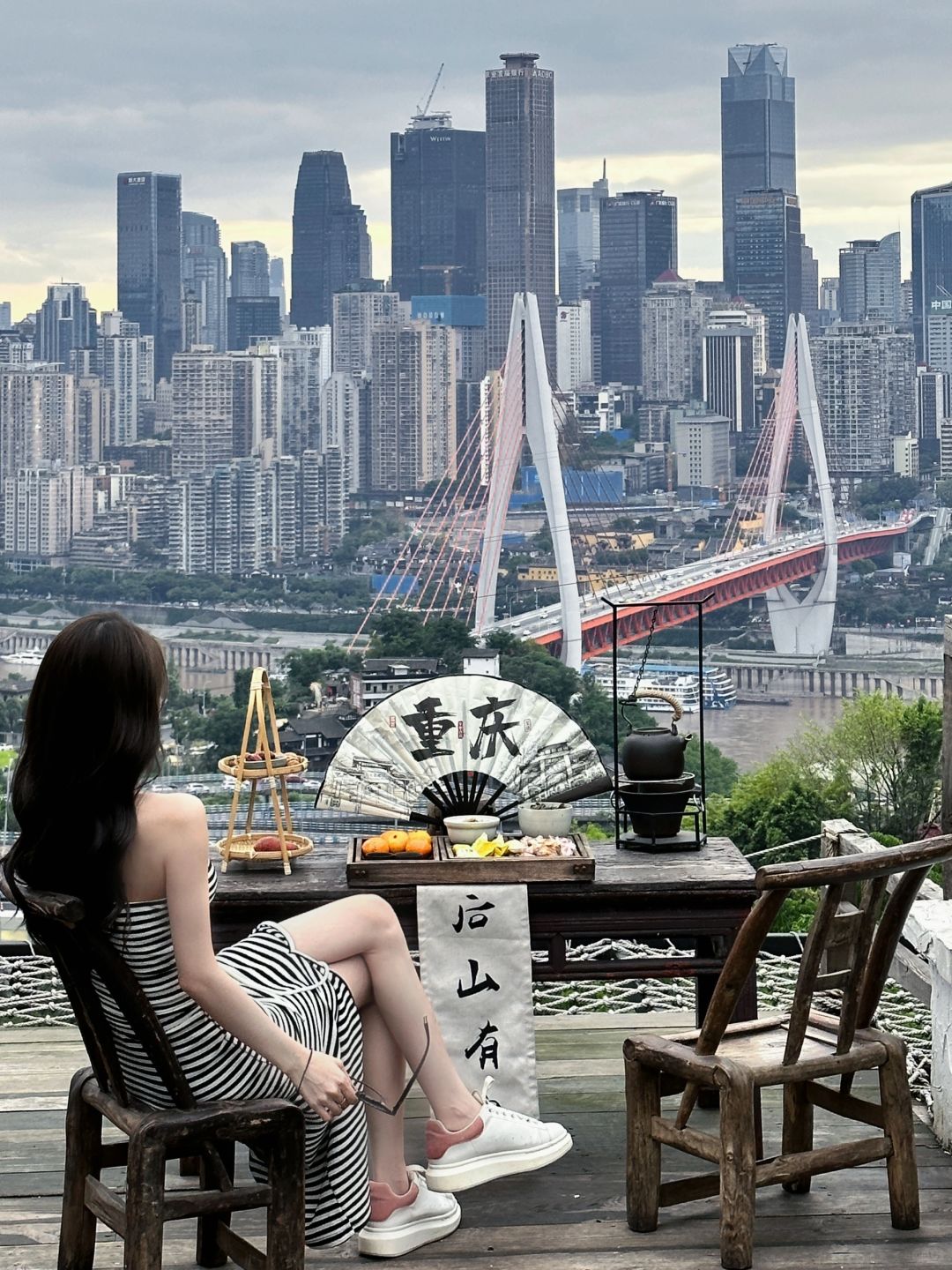 Chengdu/Chongqing-Chongqing Houshan Restaurant offers a panoramic view of the city from afar!