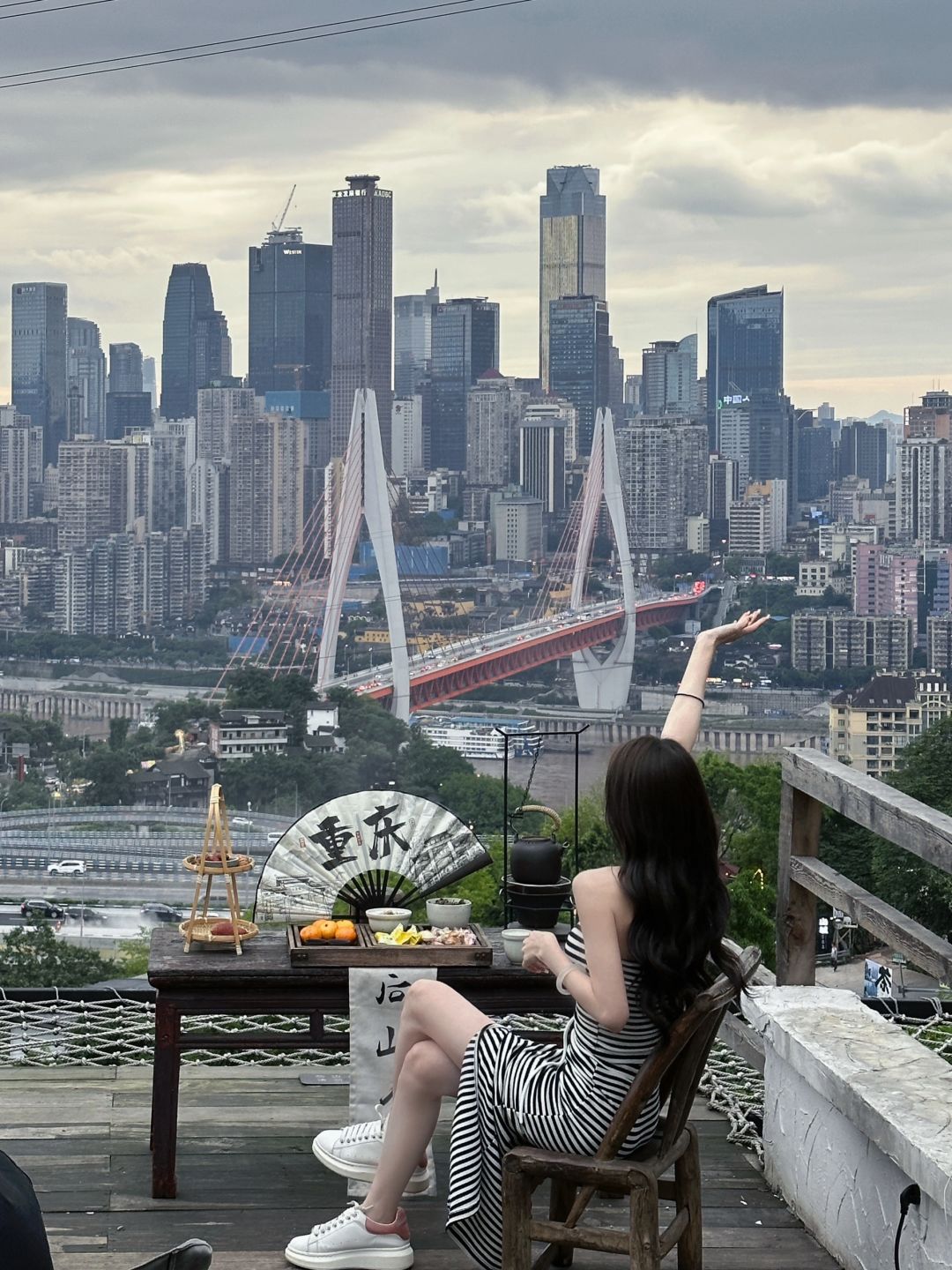 Chengdu/Chongqing-Chongqing Houshan Restaurant offers a panoramic view of the city from afar!