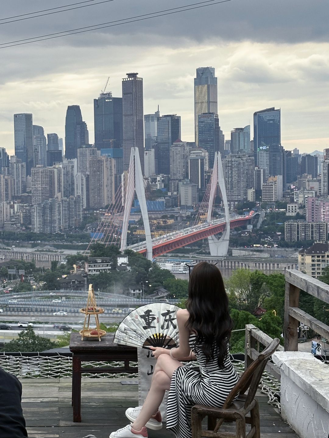 Chengdu/Chongqing-Chongqing Houshan Restaurant offers a panoramic view of the city from afar!