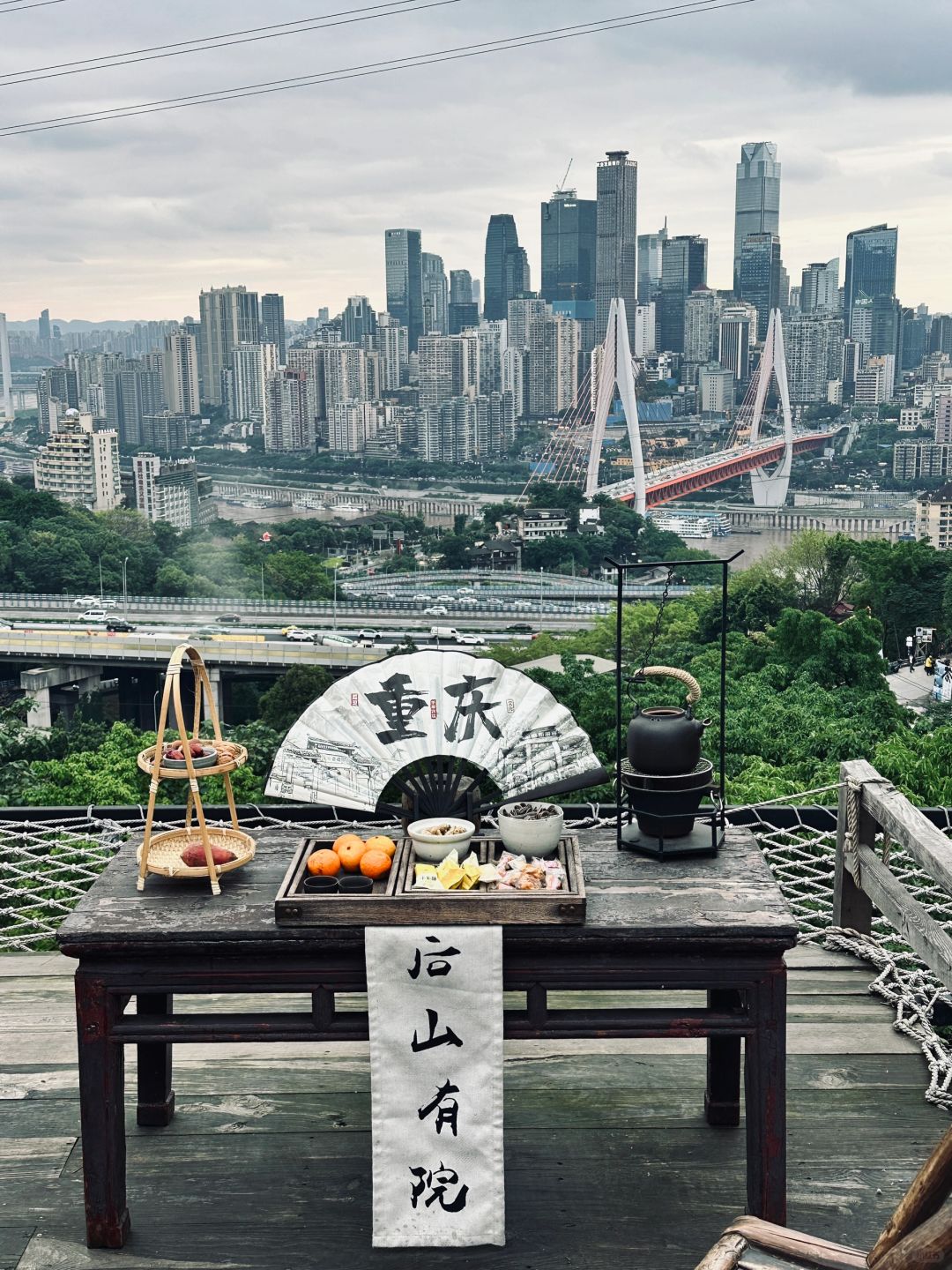 Chengdu/Chongqing-Chongqing Houshan Restaurant offers a panoramic view of the city from afar!