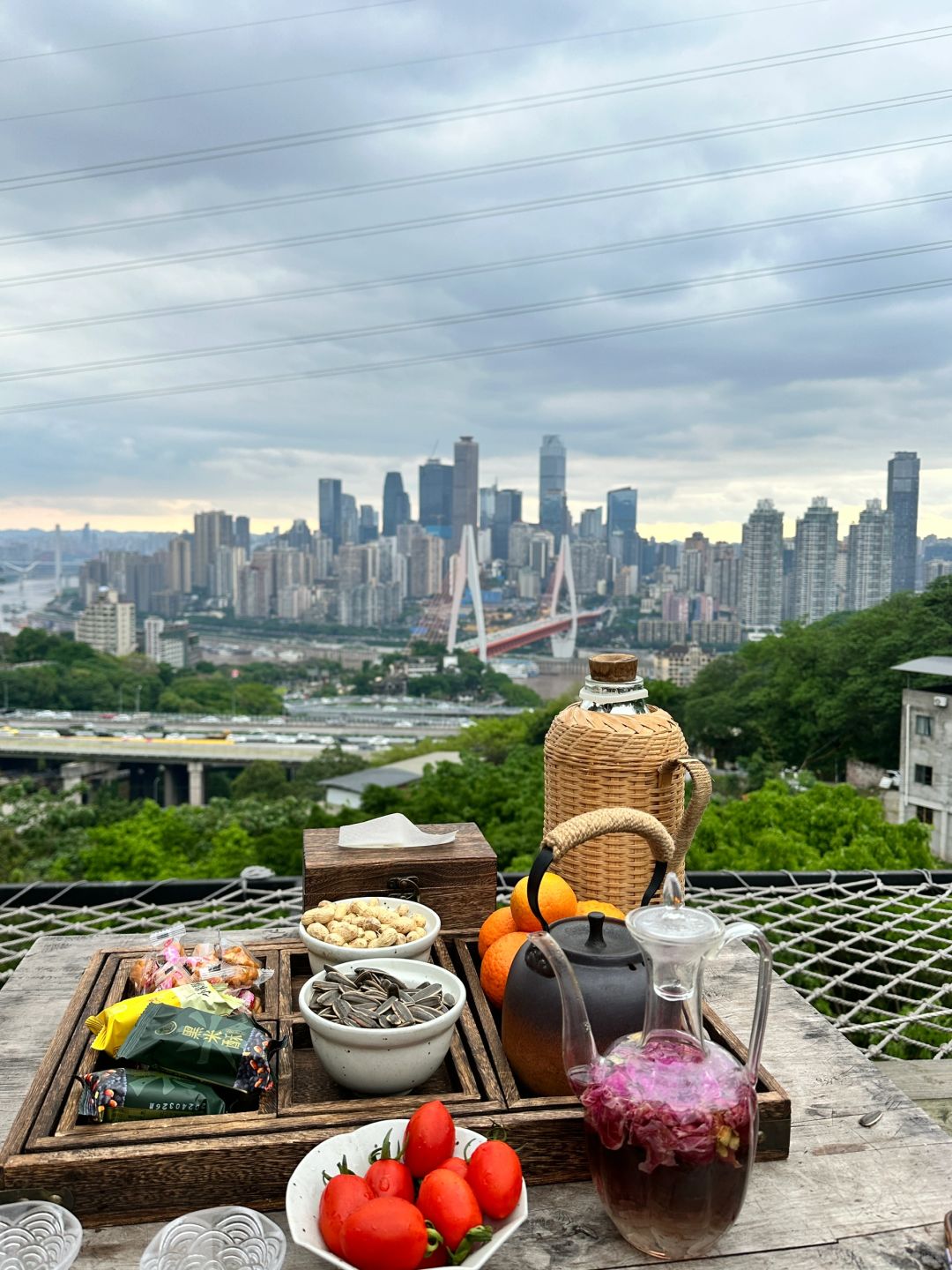 Chengdu/Chongqing-Chongqing Houshan Restaurant offers a panoramic view of the city from afar!