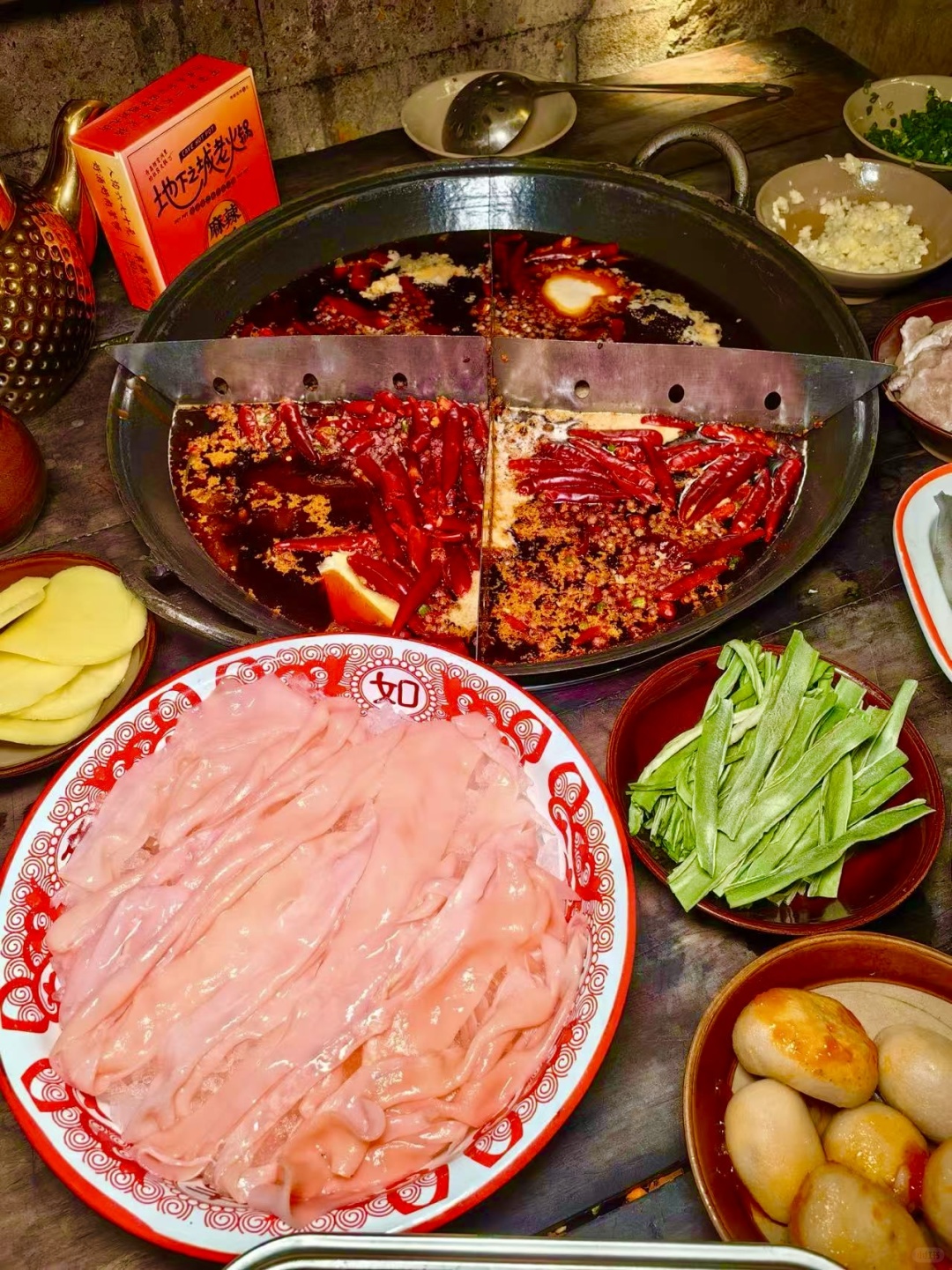 Chengdu/Chongqing-Chongqing Dongzi Hot Pot Restaurant provides fresh ingredients directly from the slaughterhouse!