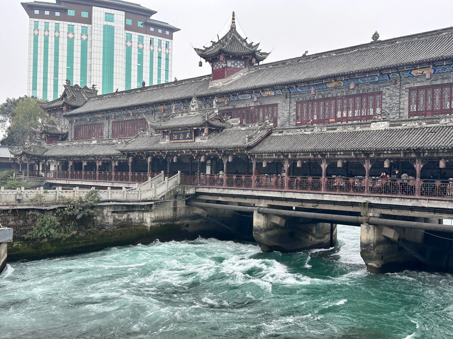 Chengdu/Chongqing-Dujiangyan Irrigation Project, Chengdu, the river is fluorescent blue, very beautiful!