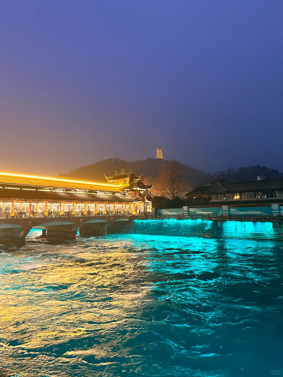 Chengdu/Chongqing-Dujiangyan Irrigation Project, Chengdu, the river is fluorescent blue, very beautiful!