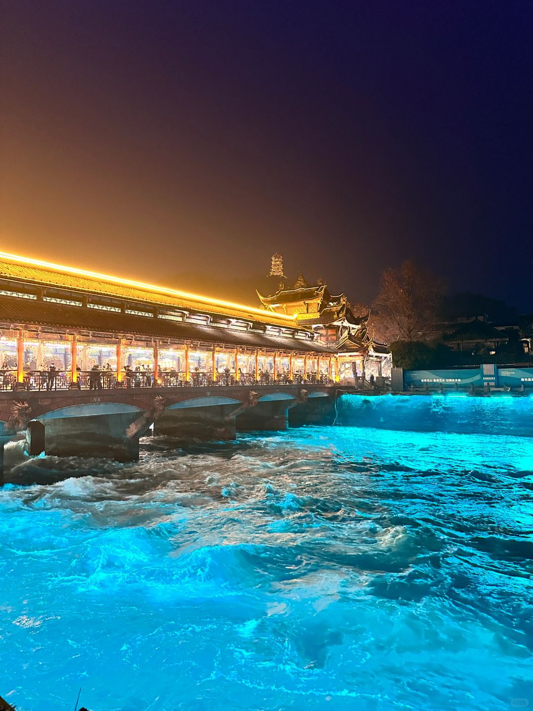 Chengdu/Chongqing-Dujiangyan Irrigation Project, Chengdu, the river is fluorescent blue, very beautiful!