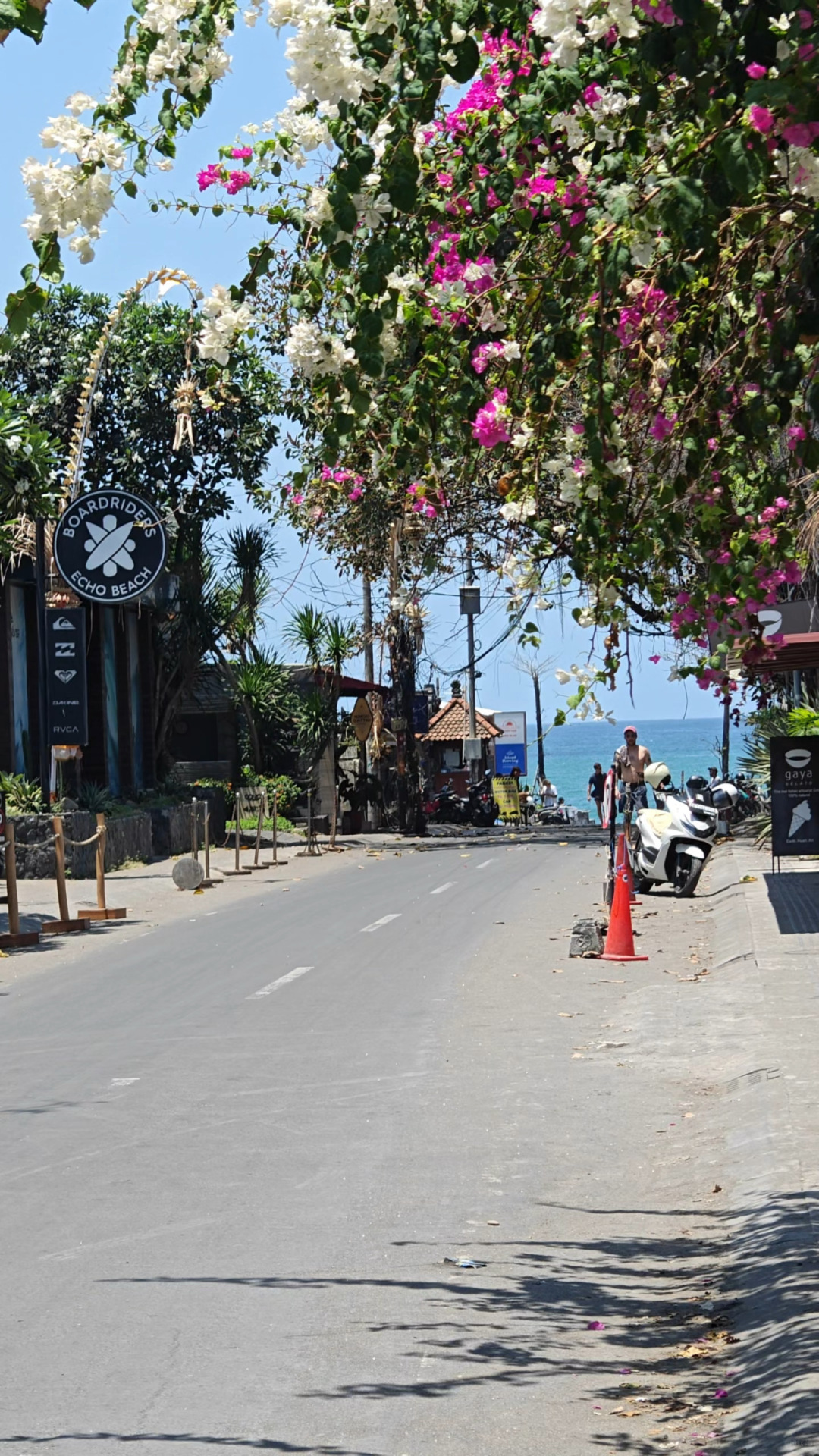 Bali-If you travel to Bali, I only give one suggestion, that is, don't go to Jerman Beach in Kuta