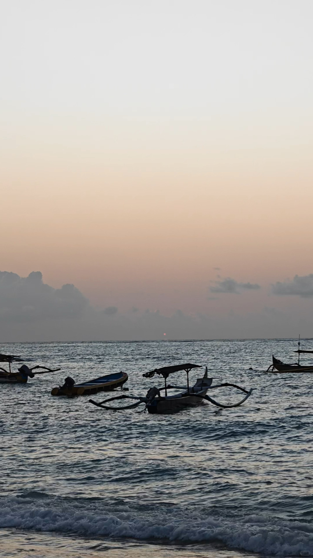 Bali-If you travel to Bali, I only give one suggestion, that is, don't go to Jerman Beach in Kuta