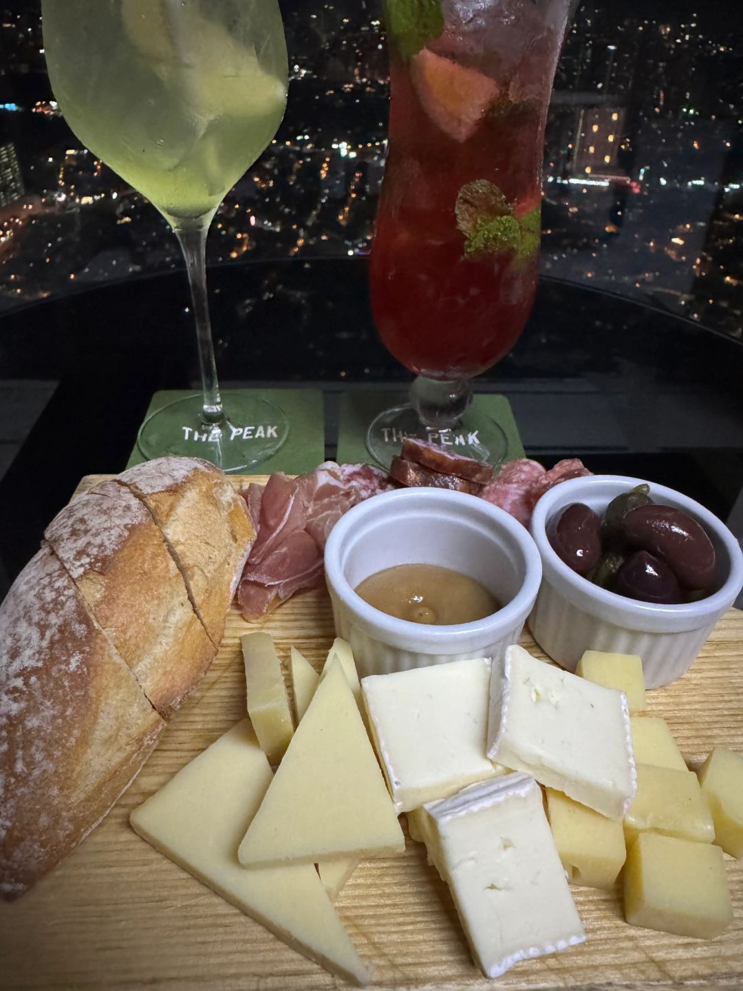 Manila/Luzon-The Peak Bar on the 60th floor of BGC Manila, five-star relaxation and enjoyment