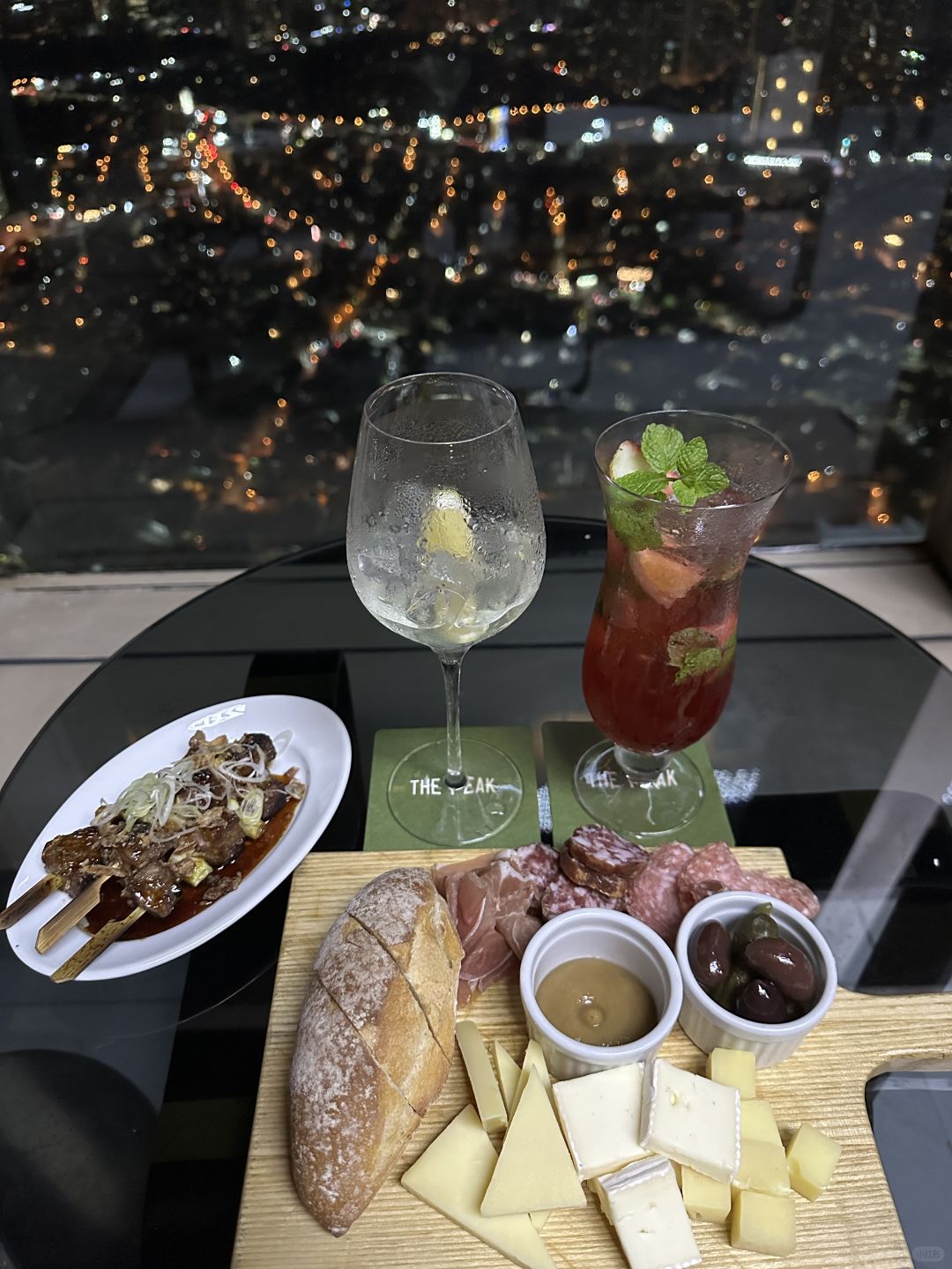 Manila/Luzon-The Peak Bar on the 60th floor of BGC Manila, five-star relaxation and enjoyment