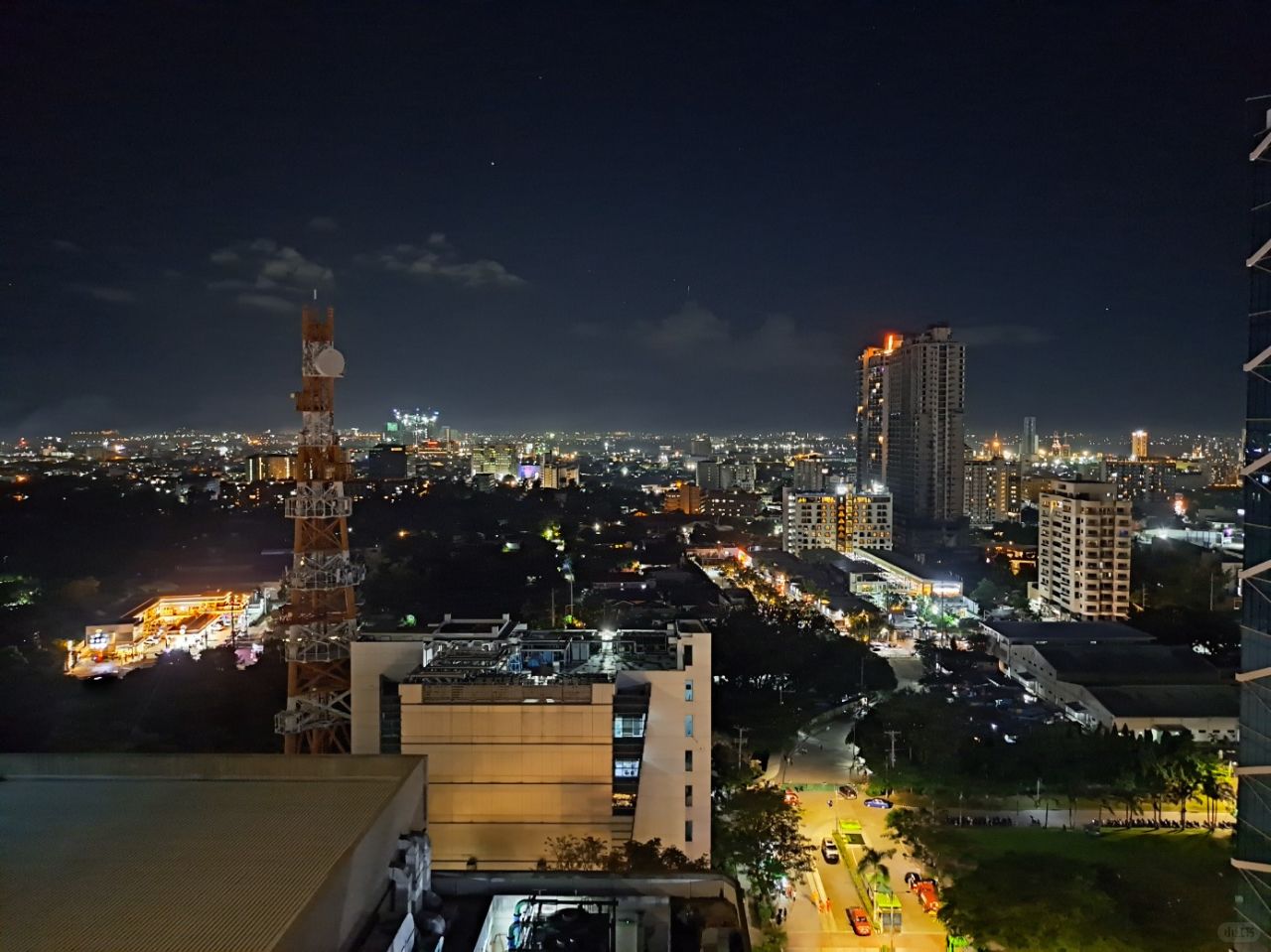 Cebu-The most atmospheric Seda Hotels bar in Cebu has a resident singer at 8pm on weekends