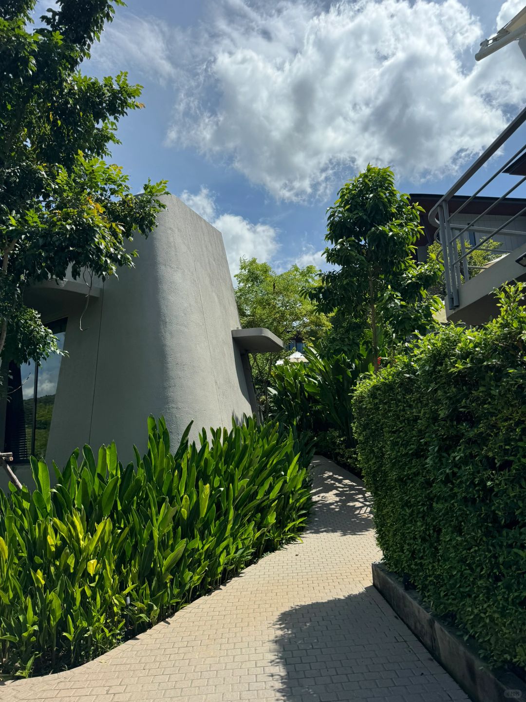 Krabi-Krabi Varana Hotel Spa massage, the outdoor pool looks great under the sunshine