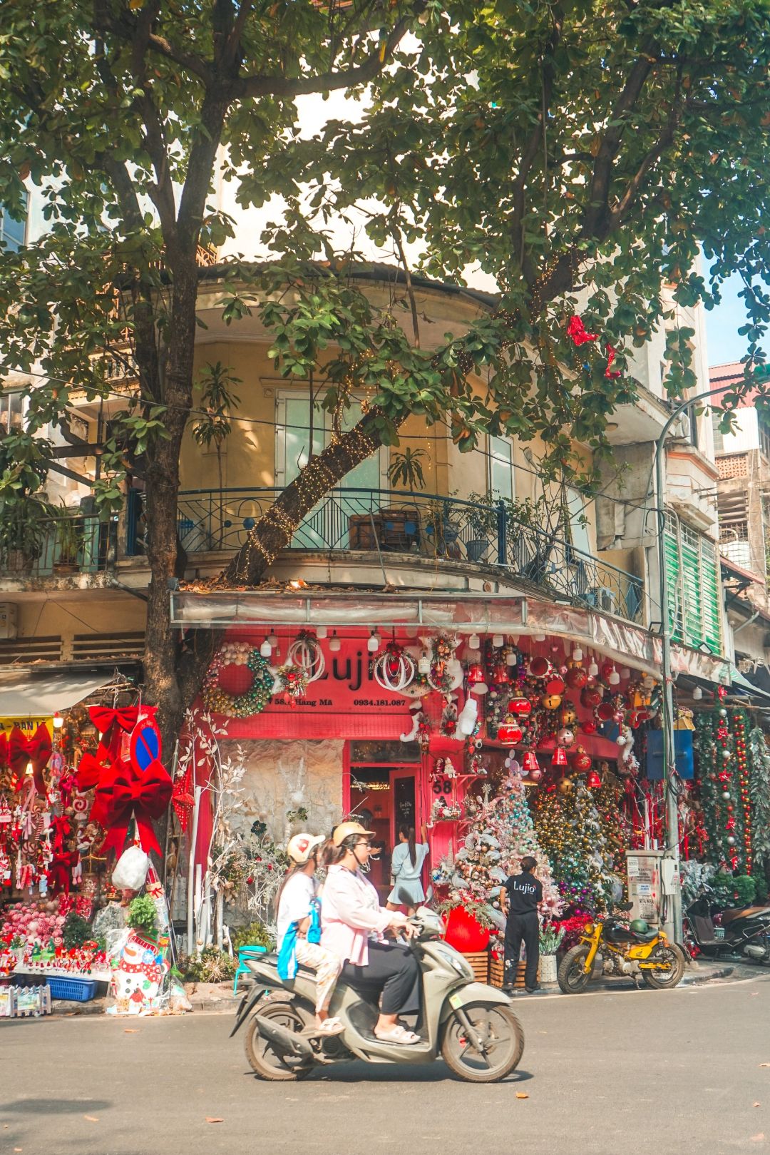 Hanoi-Travel and shop in Thang Long Ancient Town and Sanshiliuhang Street in Hanoi, Vietnam