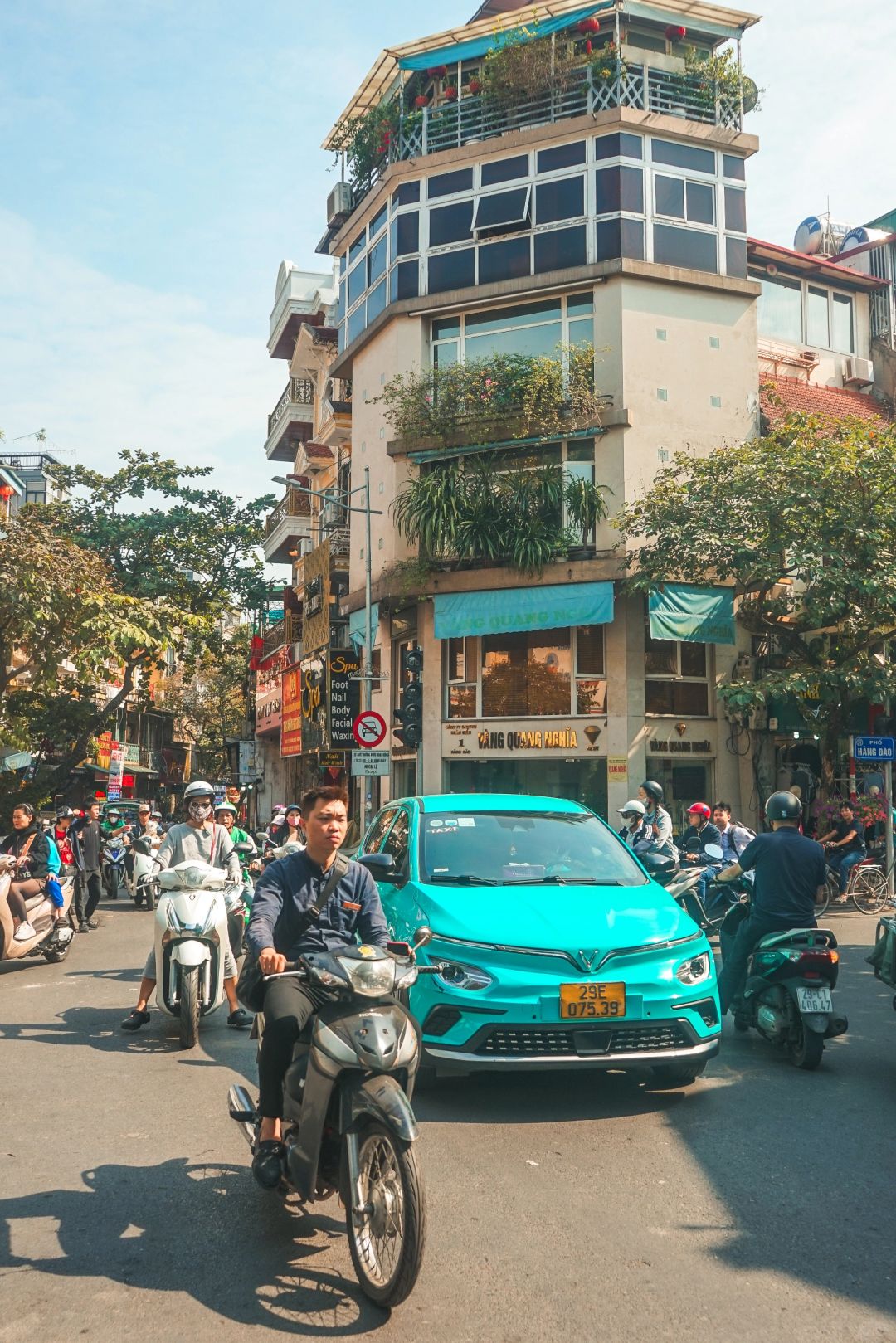 Hanoi-Travel and shop in Thang Long Ancient Town and Sanshiliuhang Street in Hanoi, Vietnam