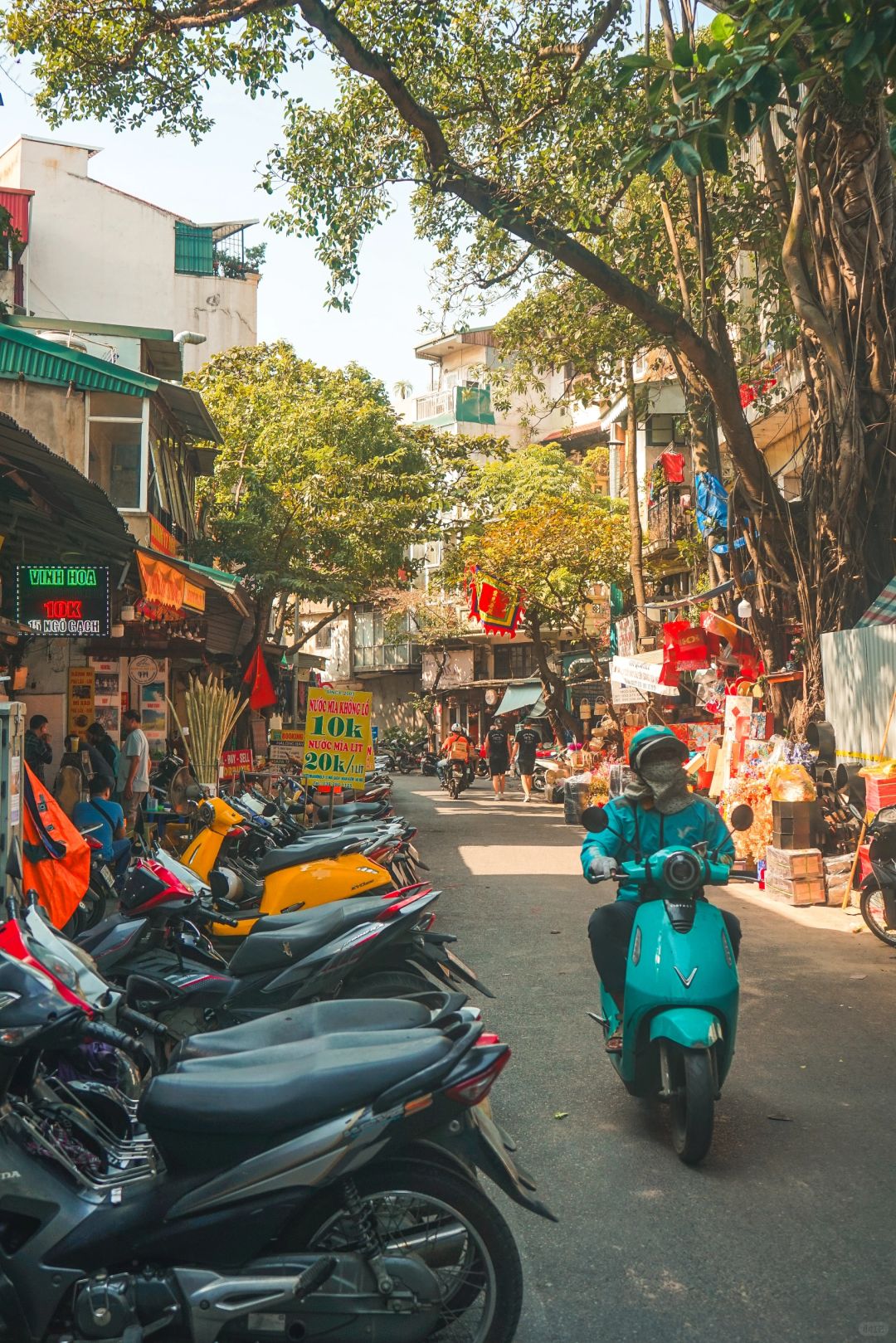 Hanoi-Travel and shop in Thang Long Ancient Town and Sanshiliuhang Street in Hanoi, Vietnam