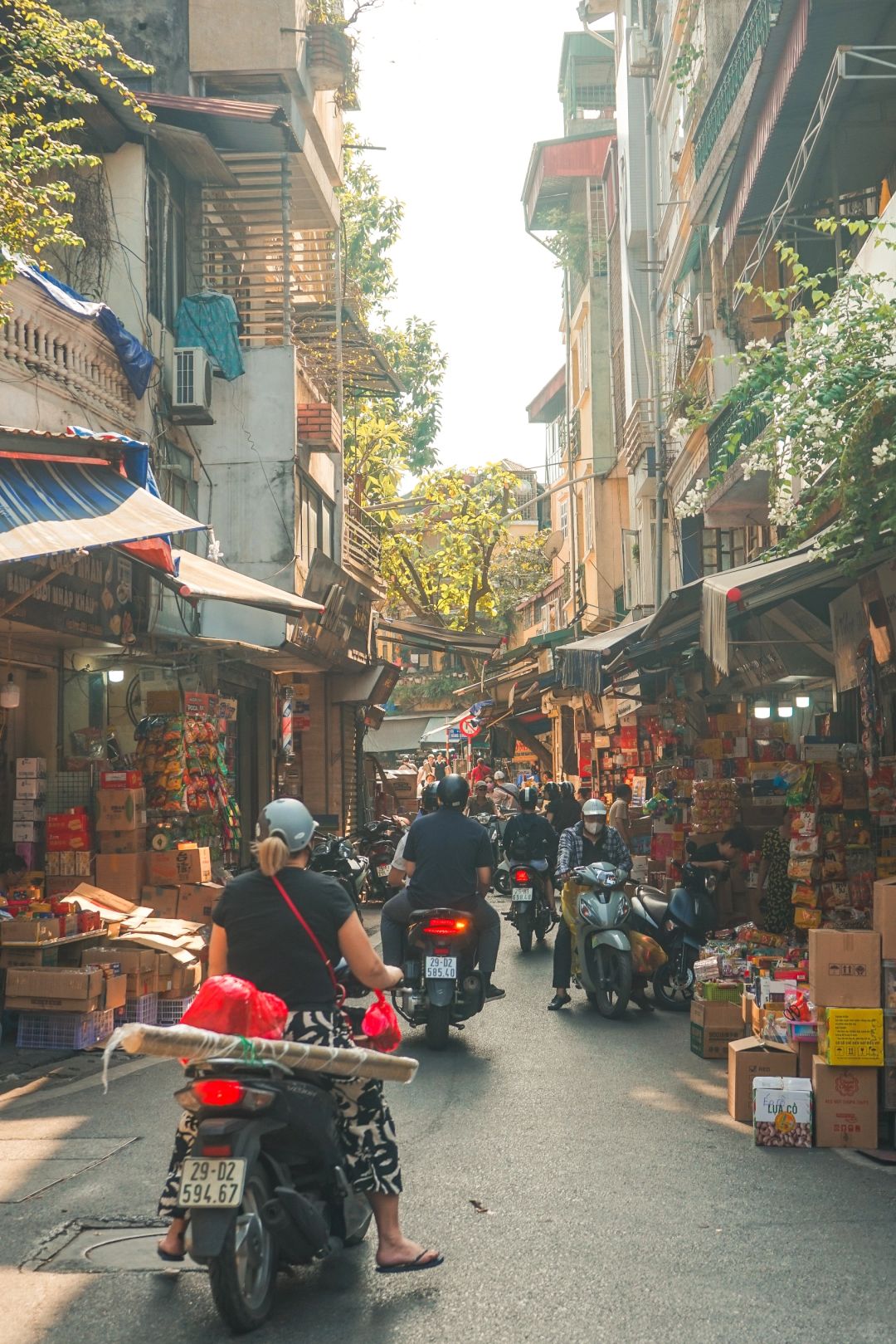 Hanoi-Travel and shop in Thang Long Ancient Town and Sanshiliuhang Street in Hanoi, Vietnam