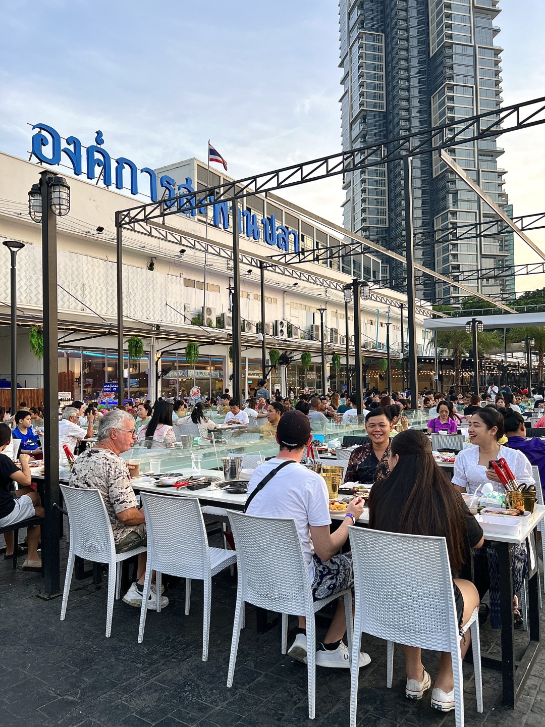 Bangkok-Bangkok Chao Phraya River, only $15, live shrimp seafood buffet Kodtalay The Riverfront