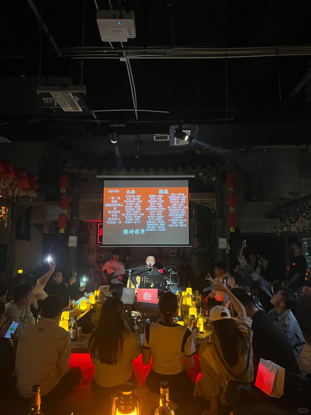 Chengdu/Chongqing-Chengdu Tangyao Bar has singers singing live every day, which sounds great!