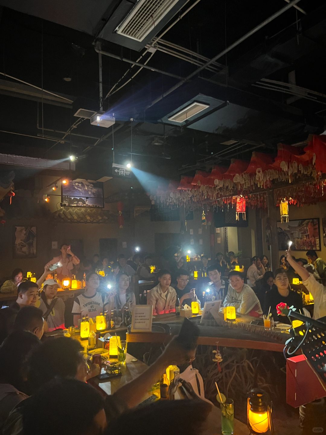 Chengdu/Chongqing-Chengdu Tangyao Bar has singers singing live every day, which sounds great!