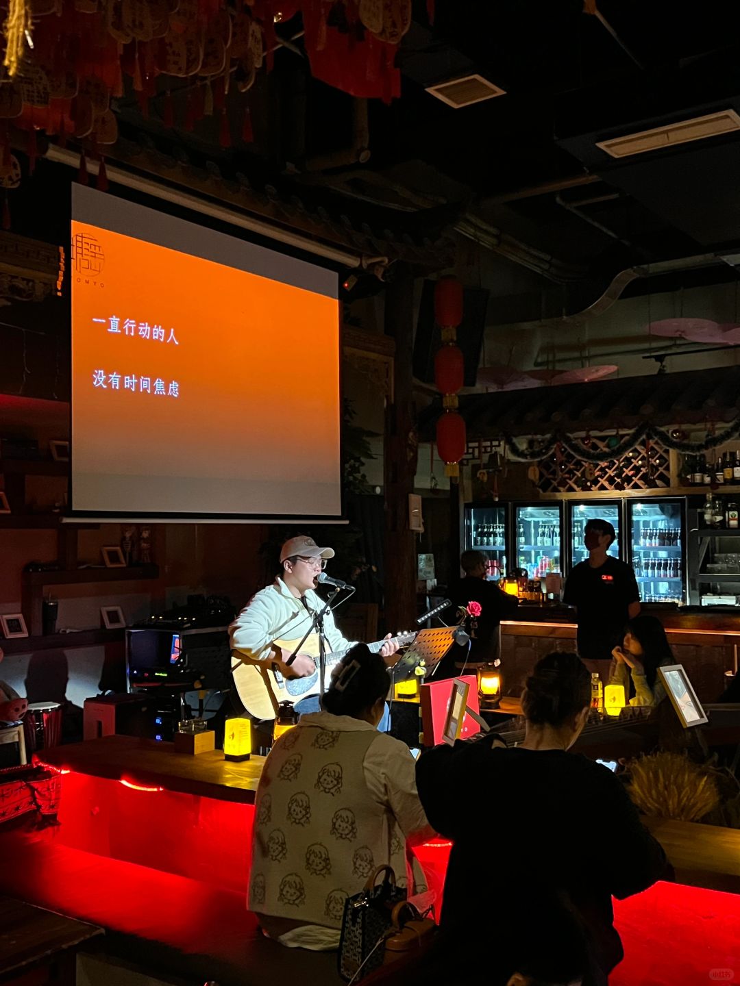 Chengdu/Chongqing-Chengdu Tangyao Bar has singers singing live every day, which sounds great!