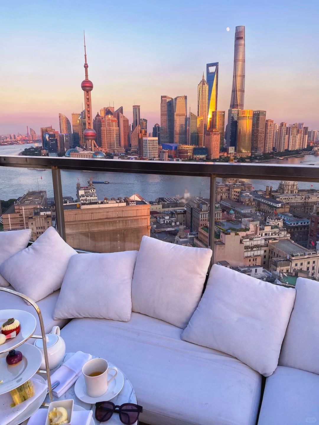 Shanghai/Hangzhou-Shanghai Edison Hotel, when watching the sunset from the room, the skyline is really beautiful!!