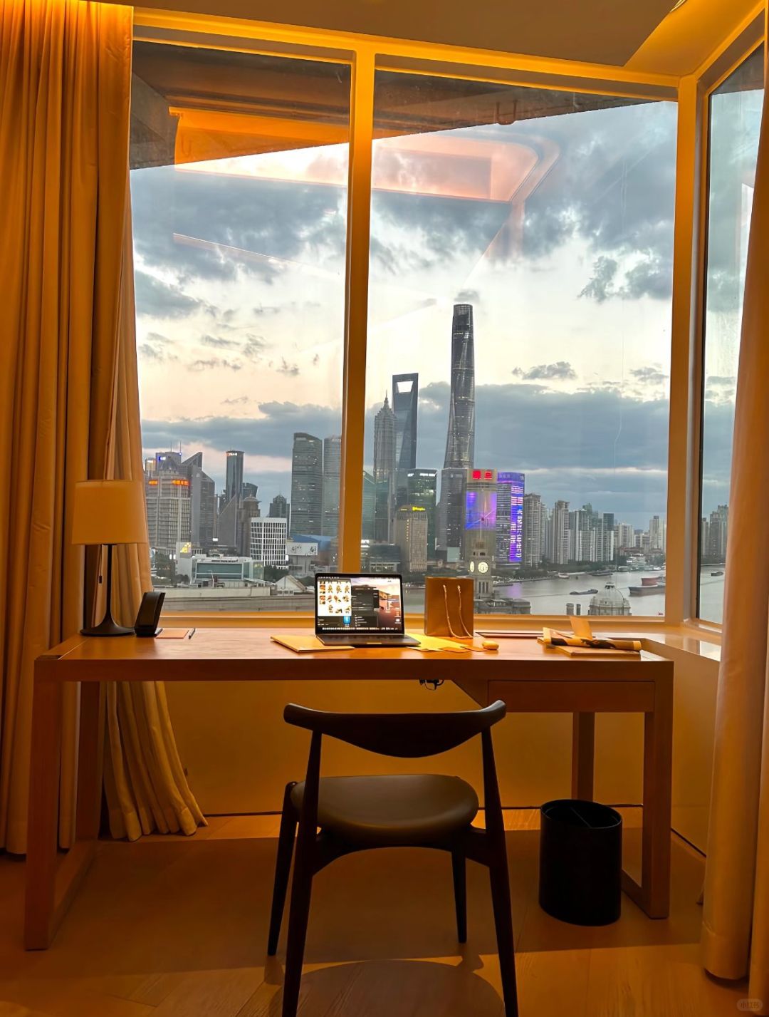 Shanghai/Hangzhou-Shanghai Edison Hotel, when watching the sunset from the room, the skyline is really beautiful!!