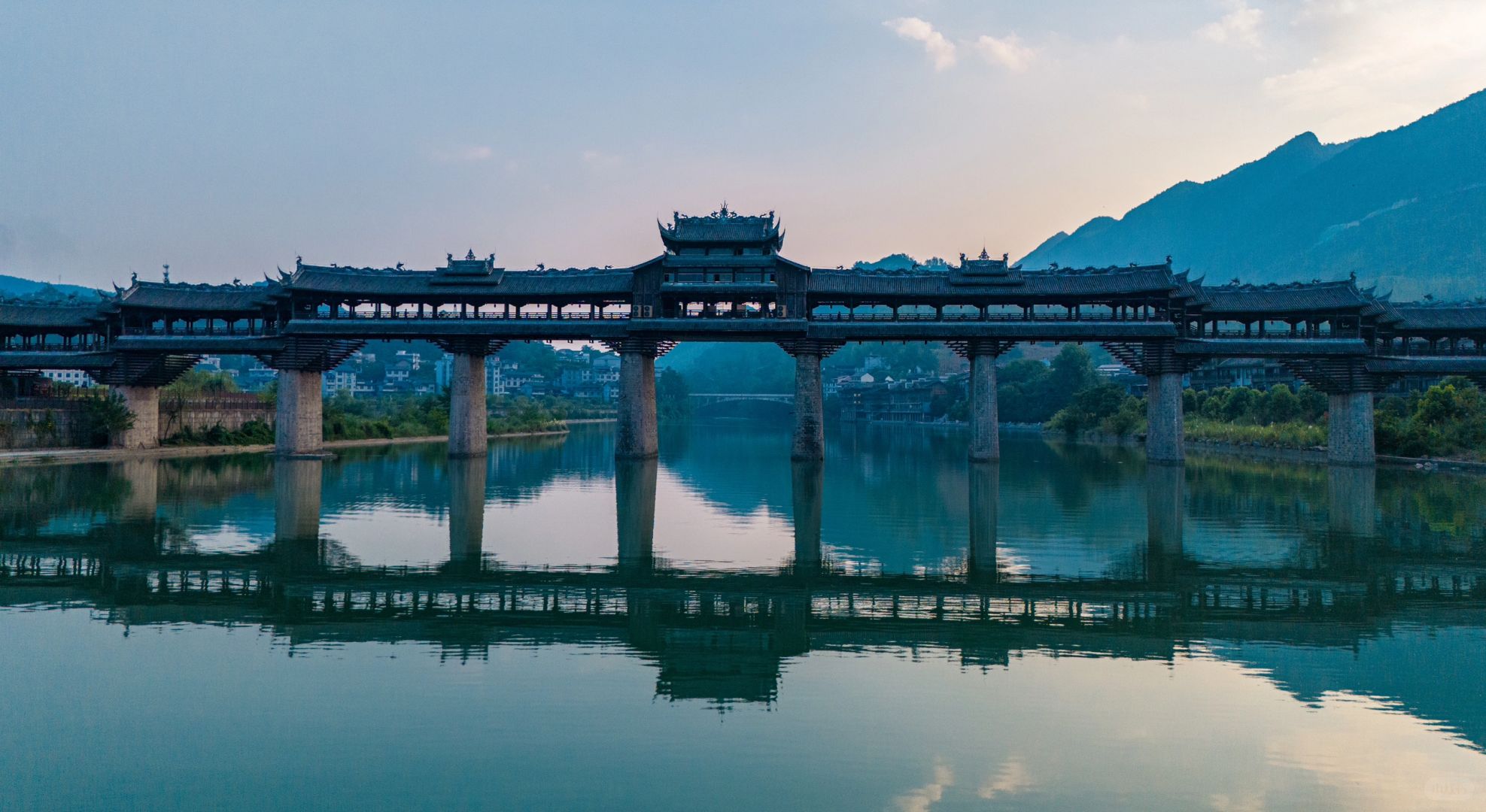 Chengdu/Chongqing-Lishui Ancient Town in Chongqing has the "world's first wind and rain covered bridge", which is very spectacular!