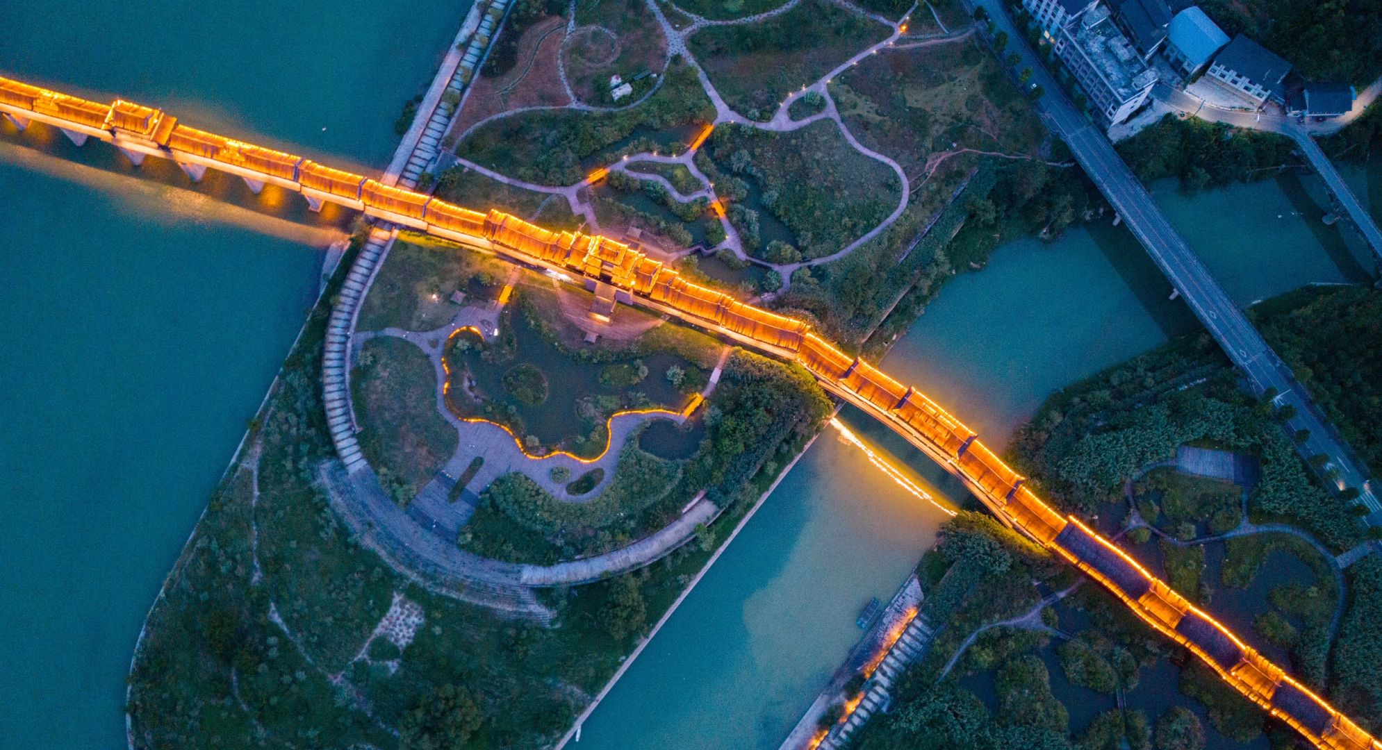 Chengdu/Chongqing-Lishui Ancient Town in Chongqing has the "world's first wind and rain covered bridge", which is very spectacular!