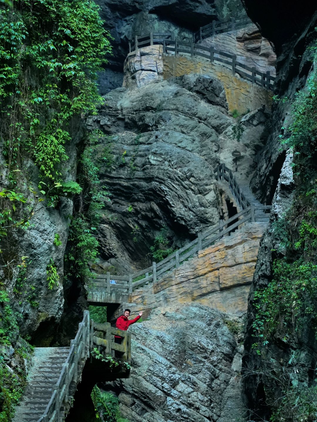 Chengdu/Chongqing-Walking through the cracks of the Tiankeng coal seam in Wulong, Chongqing, is like a fairyland of nature!