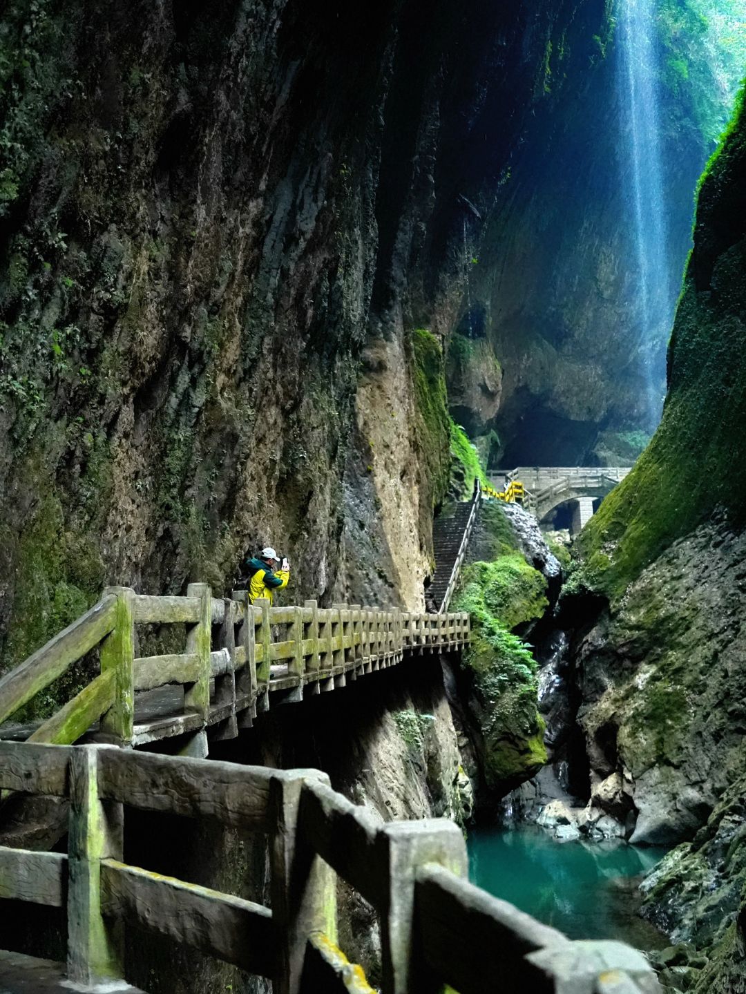 Chengdu/Chongqing-Walking through the cracks of the Tiankeng coal seam in Wulong, Chongqing, is like a fairyland of nature!