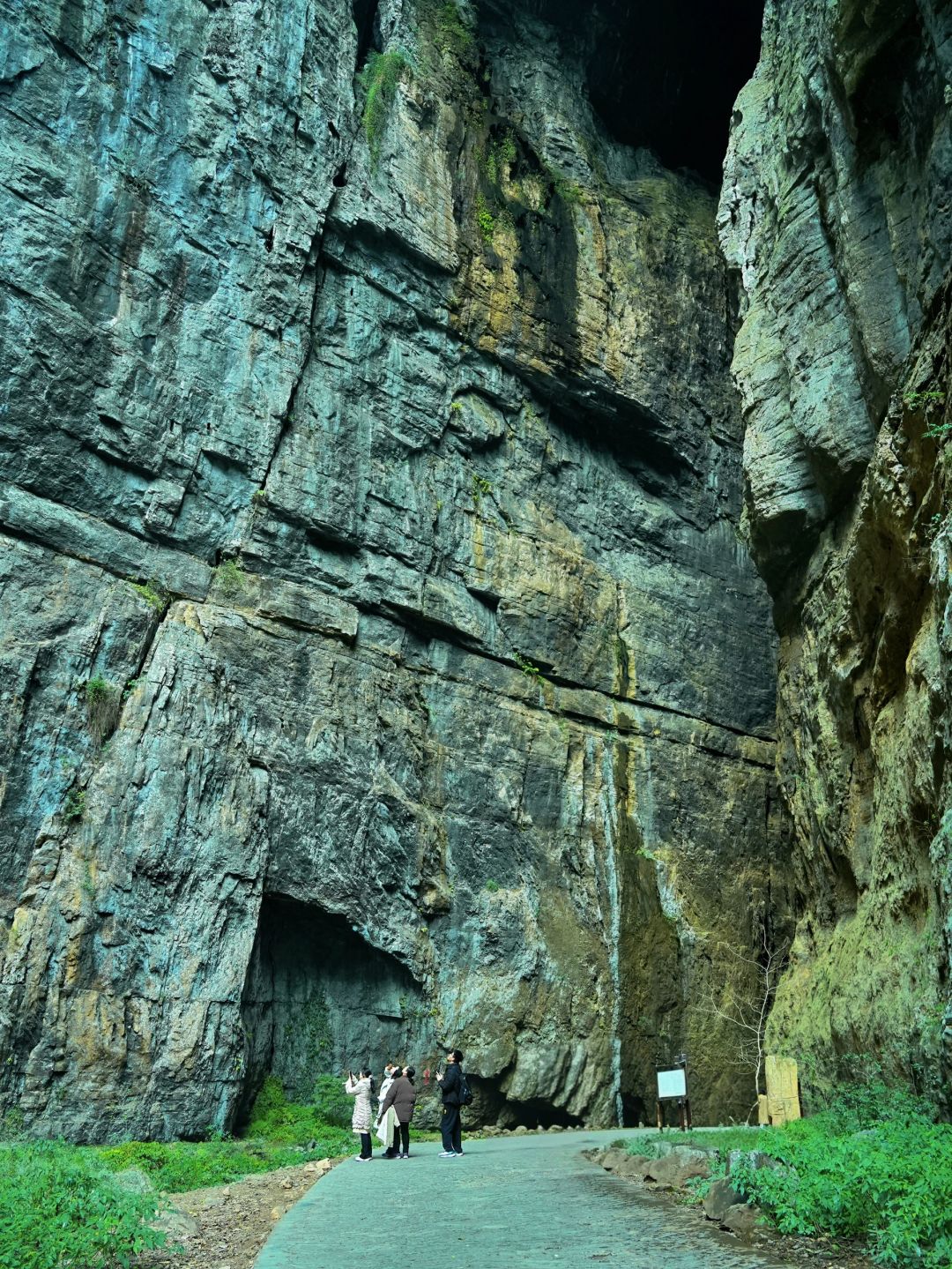 Chengdu/Chongqing-Walking through the cracks of the Tiankeng coal seam in Wulong, Chongqing, is like a fairyland of nature!